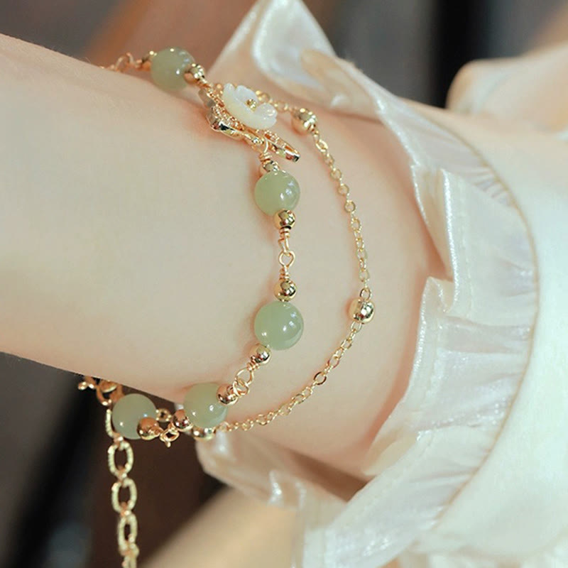 Pulsera de la suerte de doble capa con piedras de Buda, chapada en oro de 14 quilates, jade, mariposa, piedra tridacna y flor