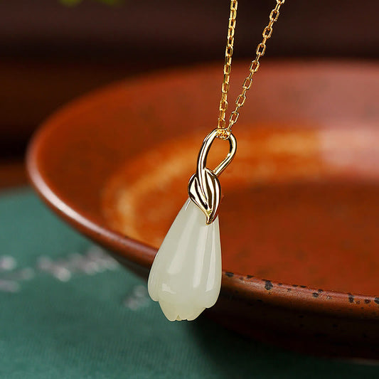 Collar con colgante de flor de magnolia y jade hetiano natural bañado en oro y plata de ley 925 con piedras de Buda