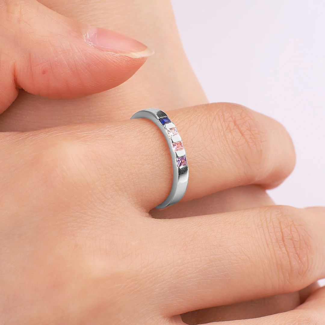 Anillo con piedra de nacimiento de corte princesa