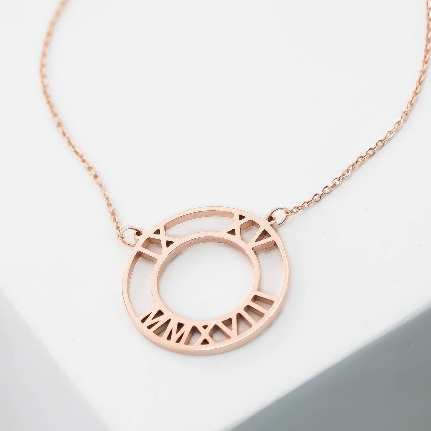 Collar con números romanos