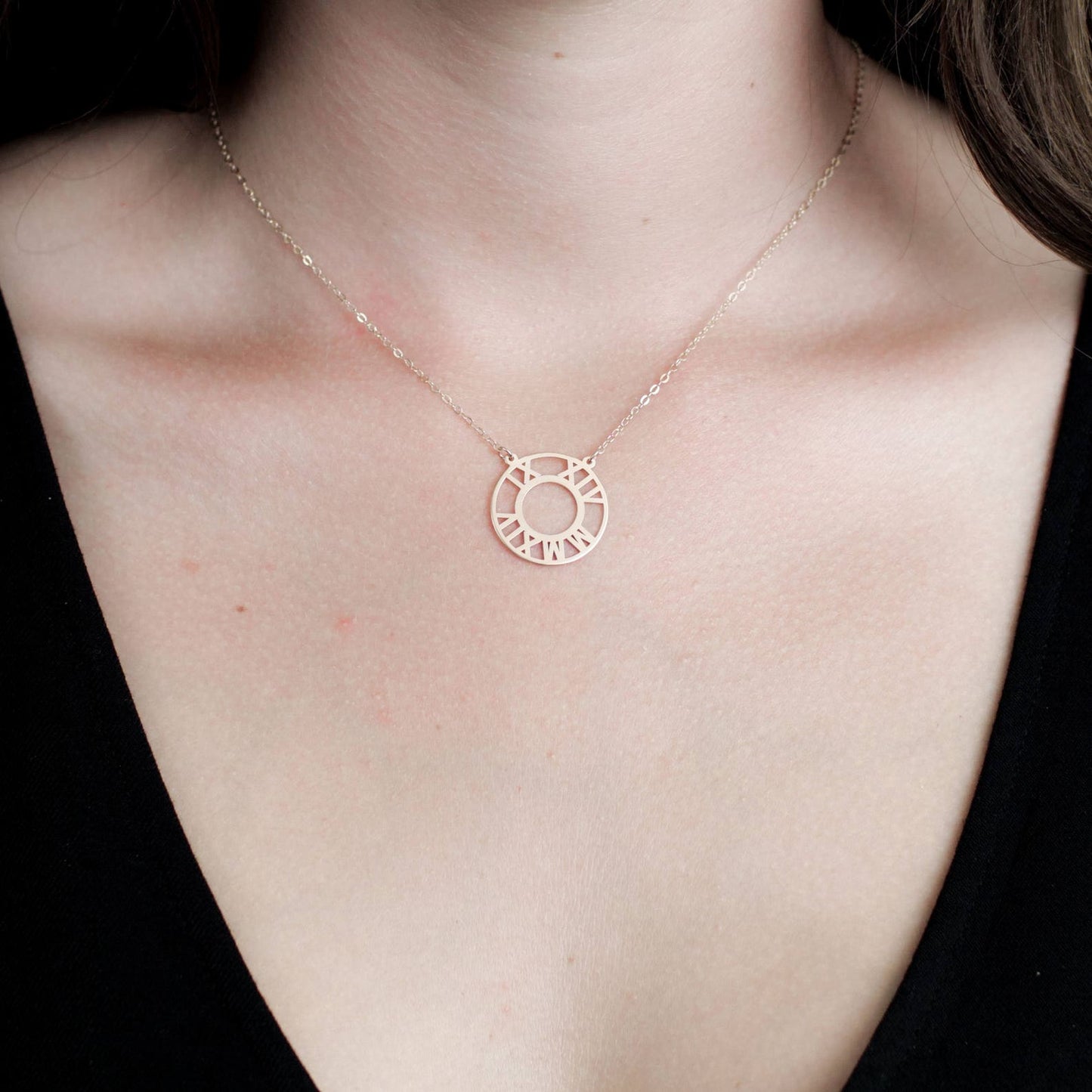 Collar con números romanos