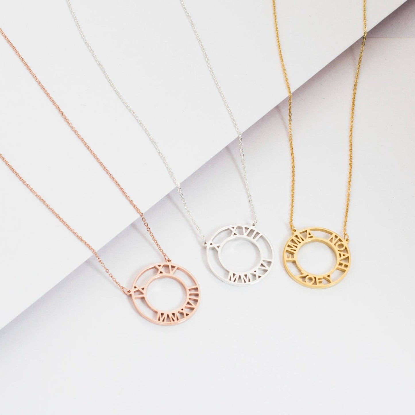 Collar con números romanos