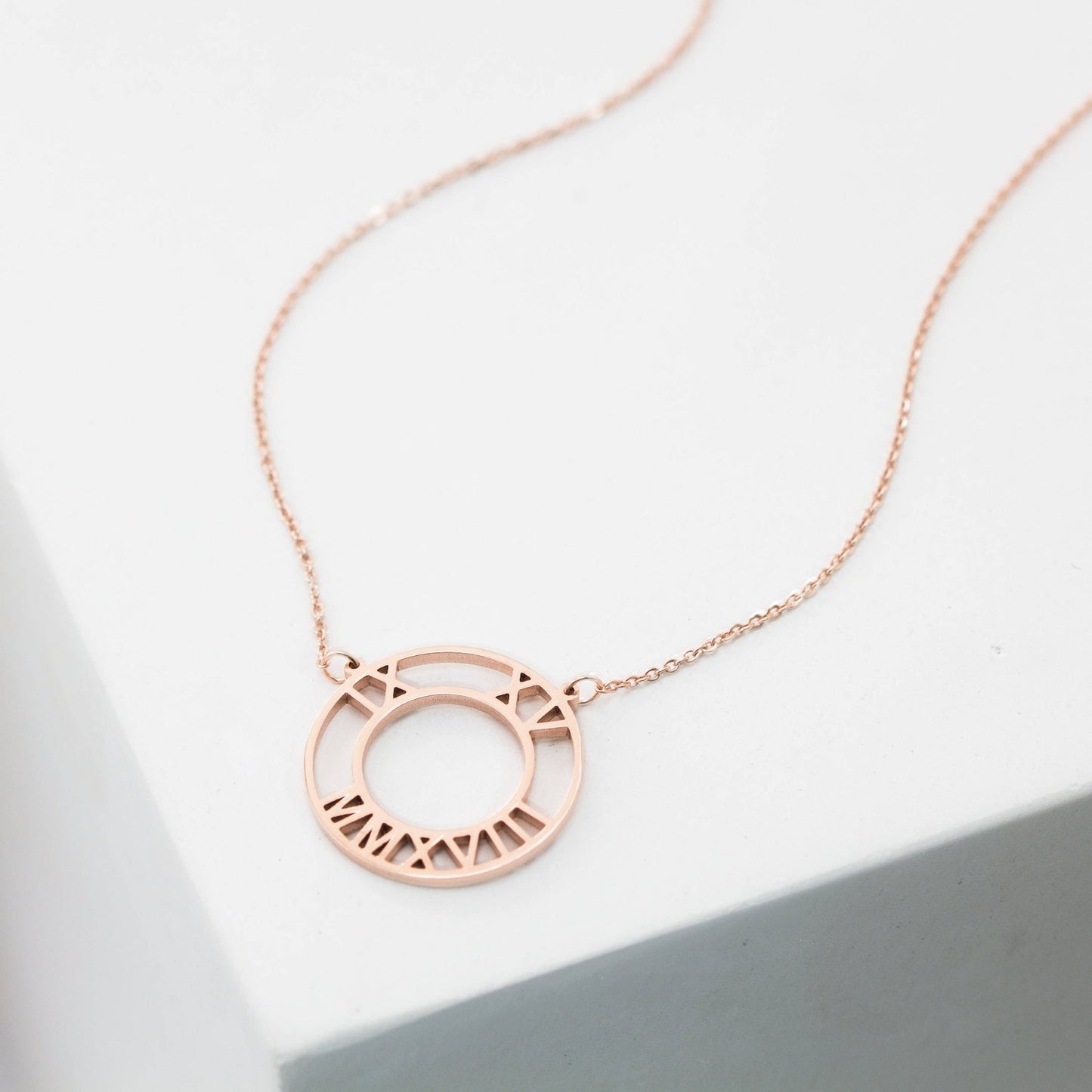 Collar con números romanos