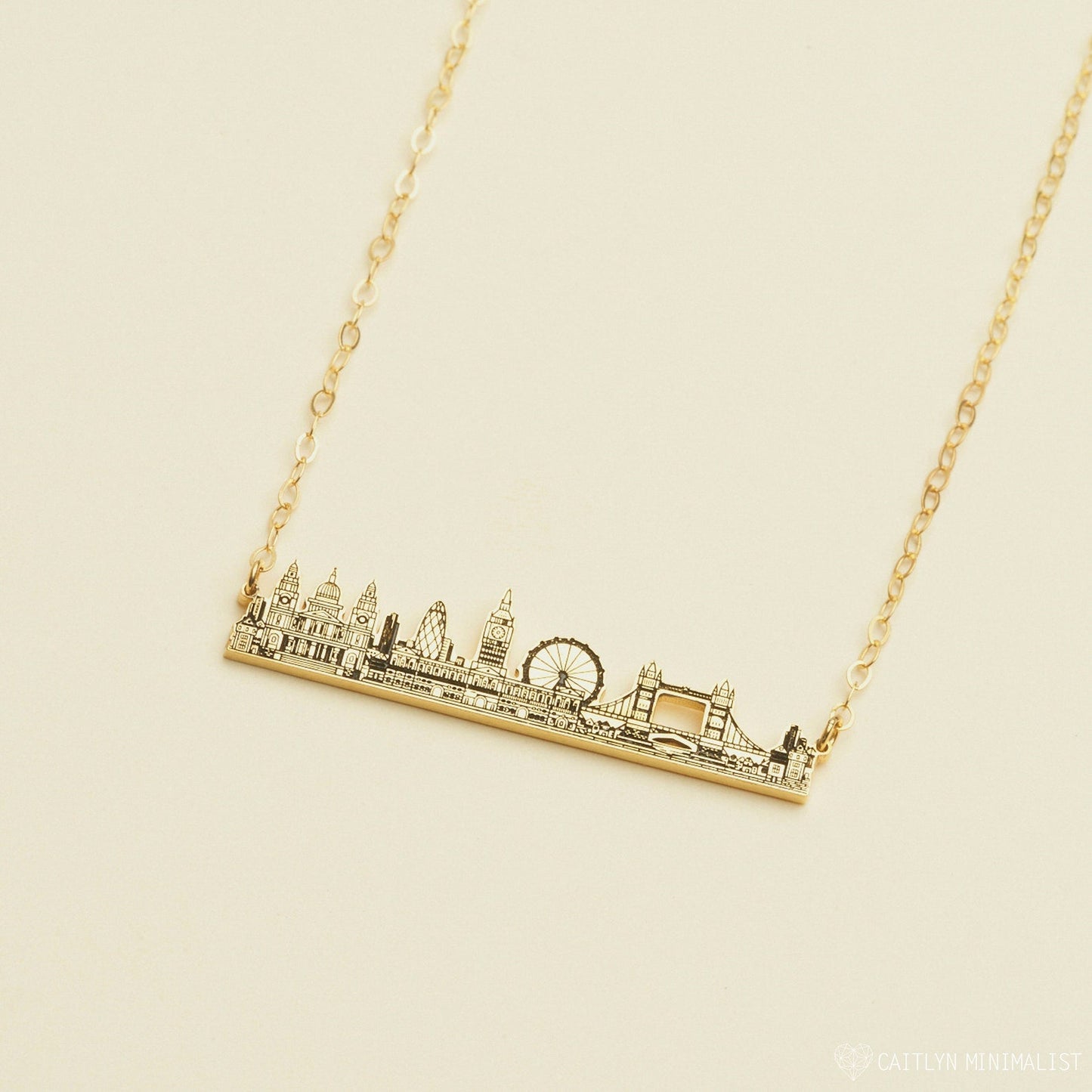 Collar con horizonte de la ciudad