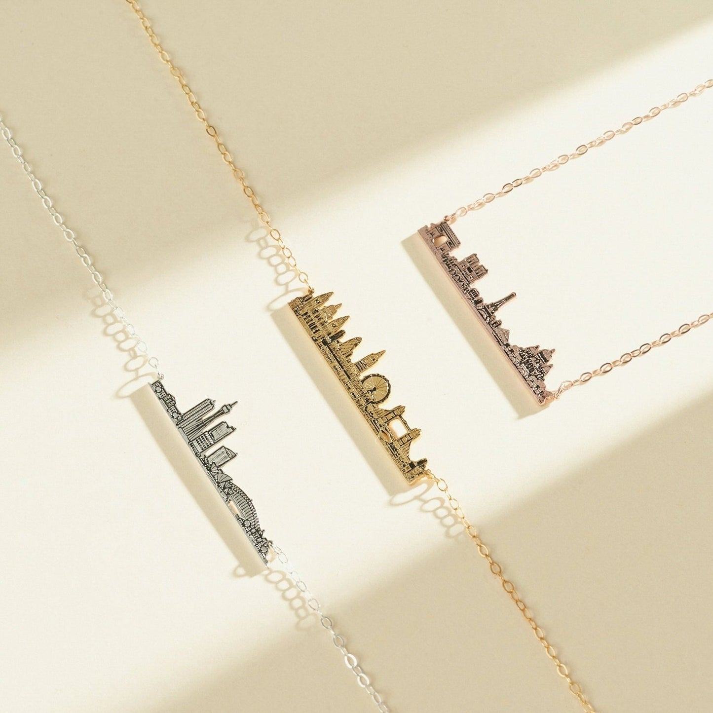 Collar con horizonte de la ciudad