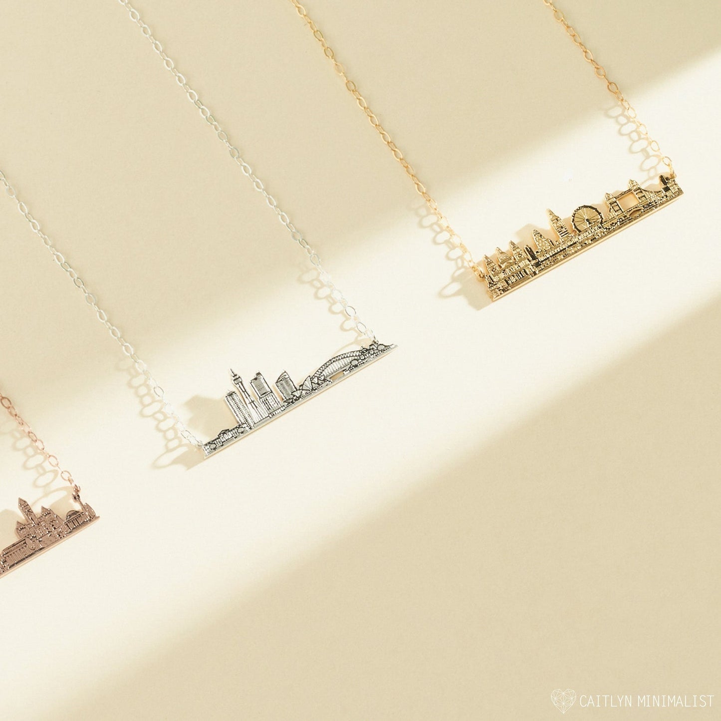 Collar con horizonte de la ciudad