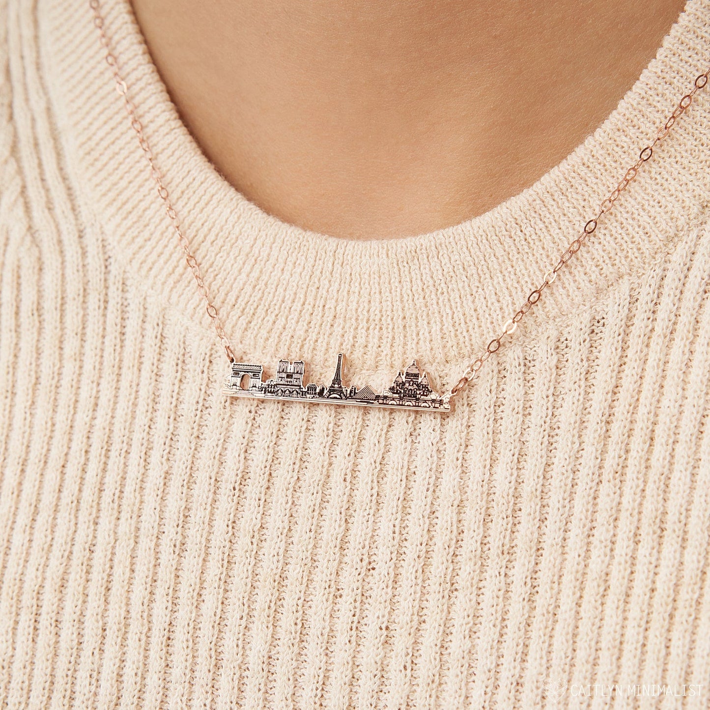 Collar con horizonte de la ciudad