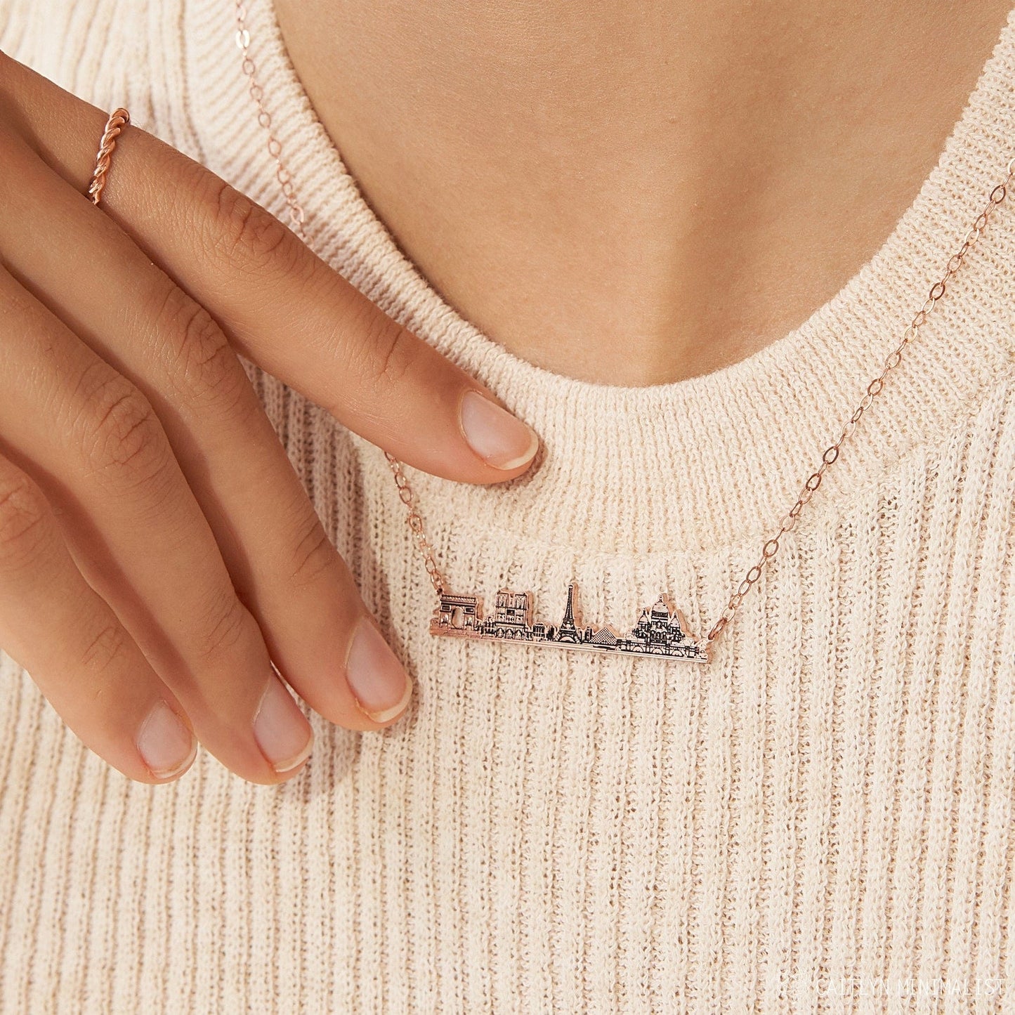 Collar con horizonte de la ciudad