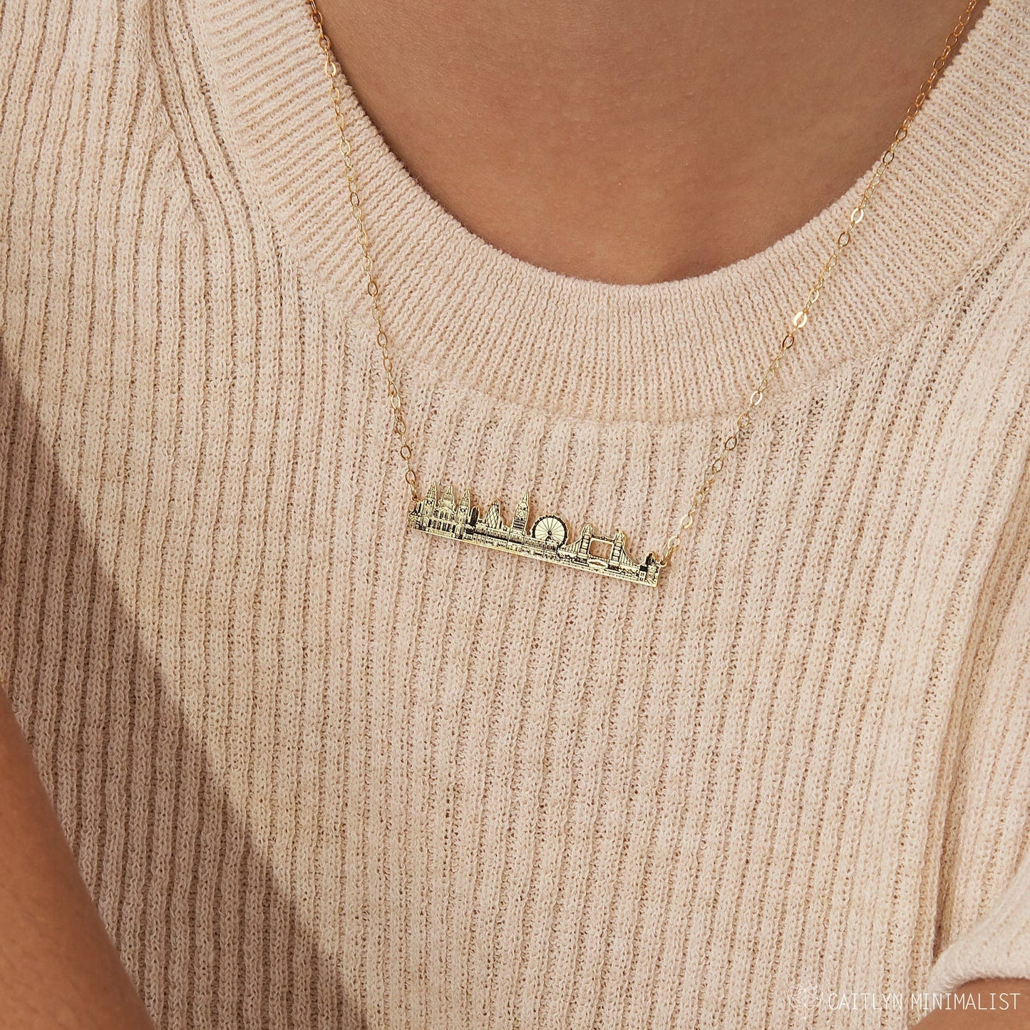 Collar con horizonte de la ciudad