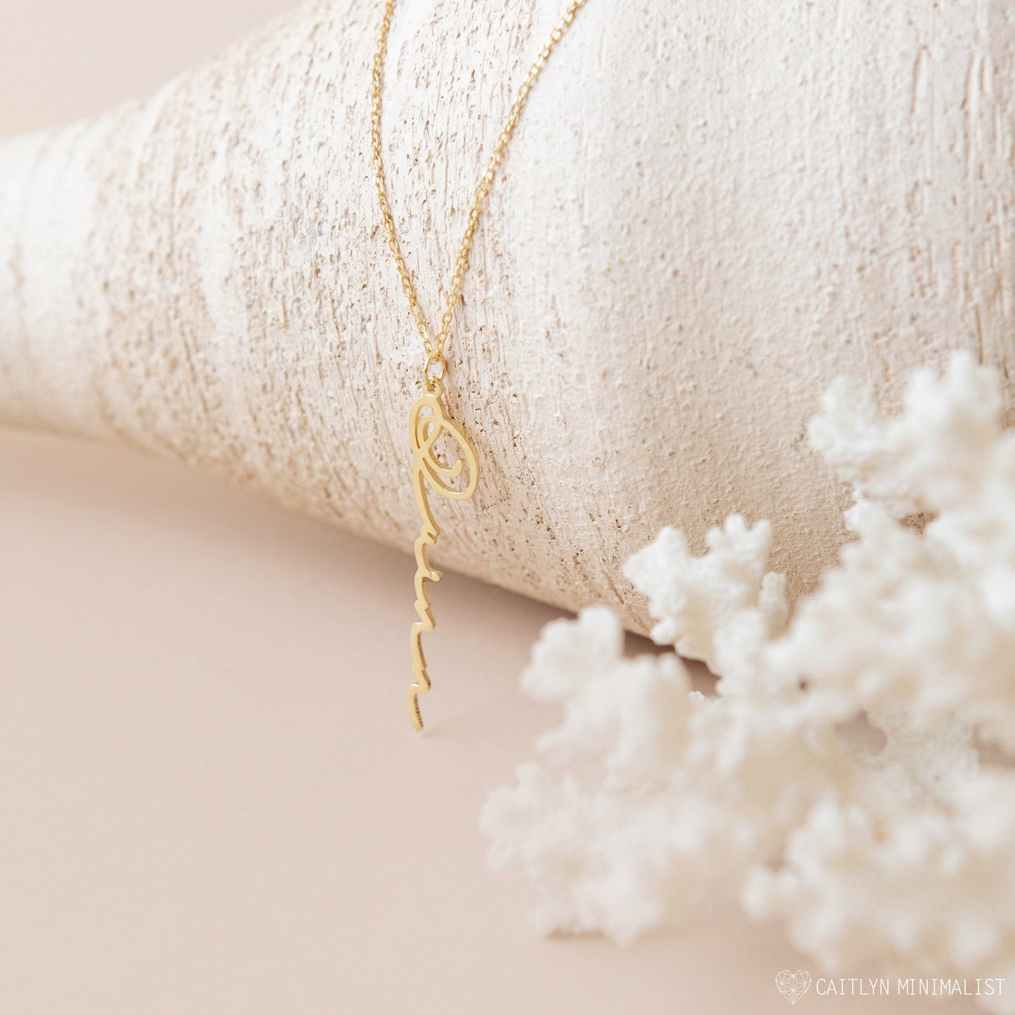 Collar con nombre minimalista vertical