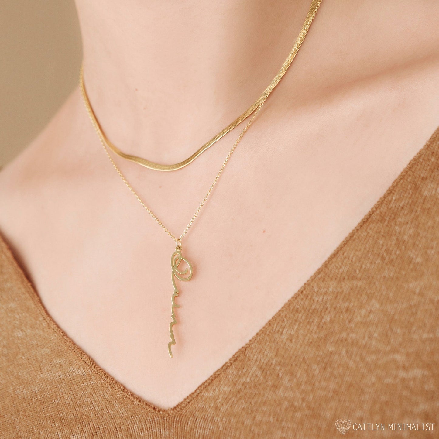 Collar con nombre minimalista vertical