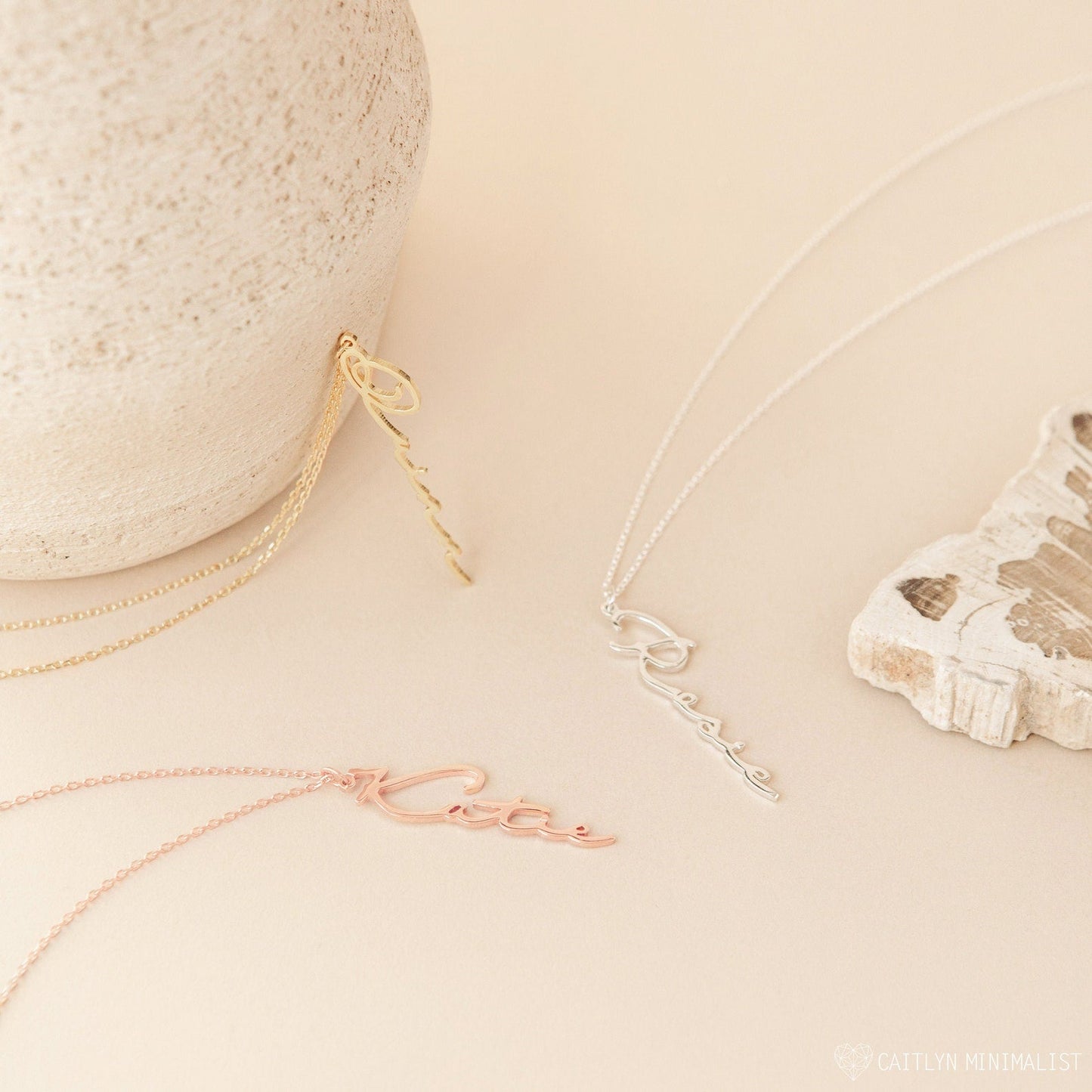 Collar con nombre minimalista vertical