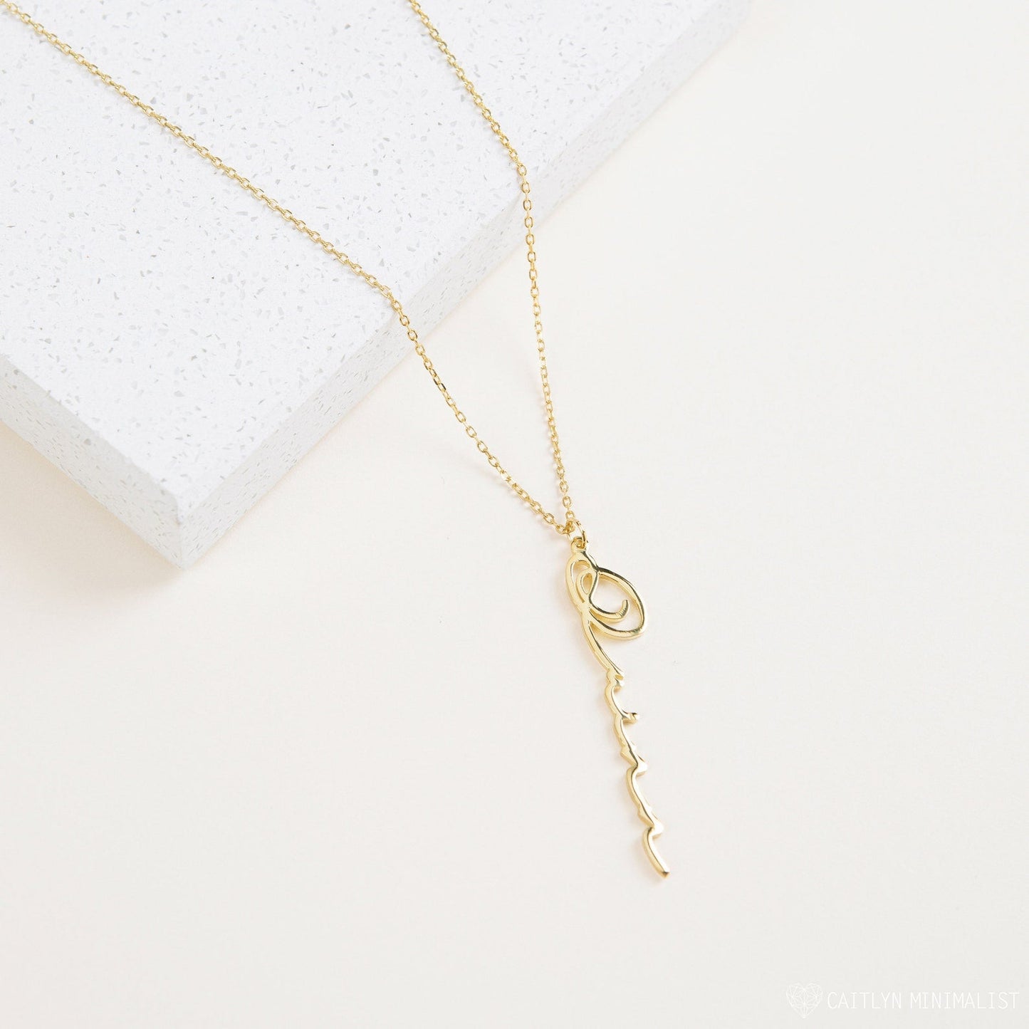 Collar con nombre minimalista vertical