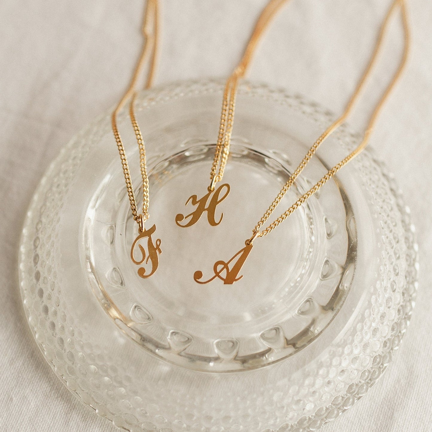 Collar con inicial en inglés antiguo y cadena de eslabones