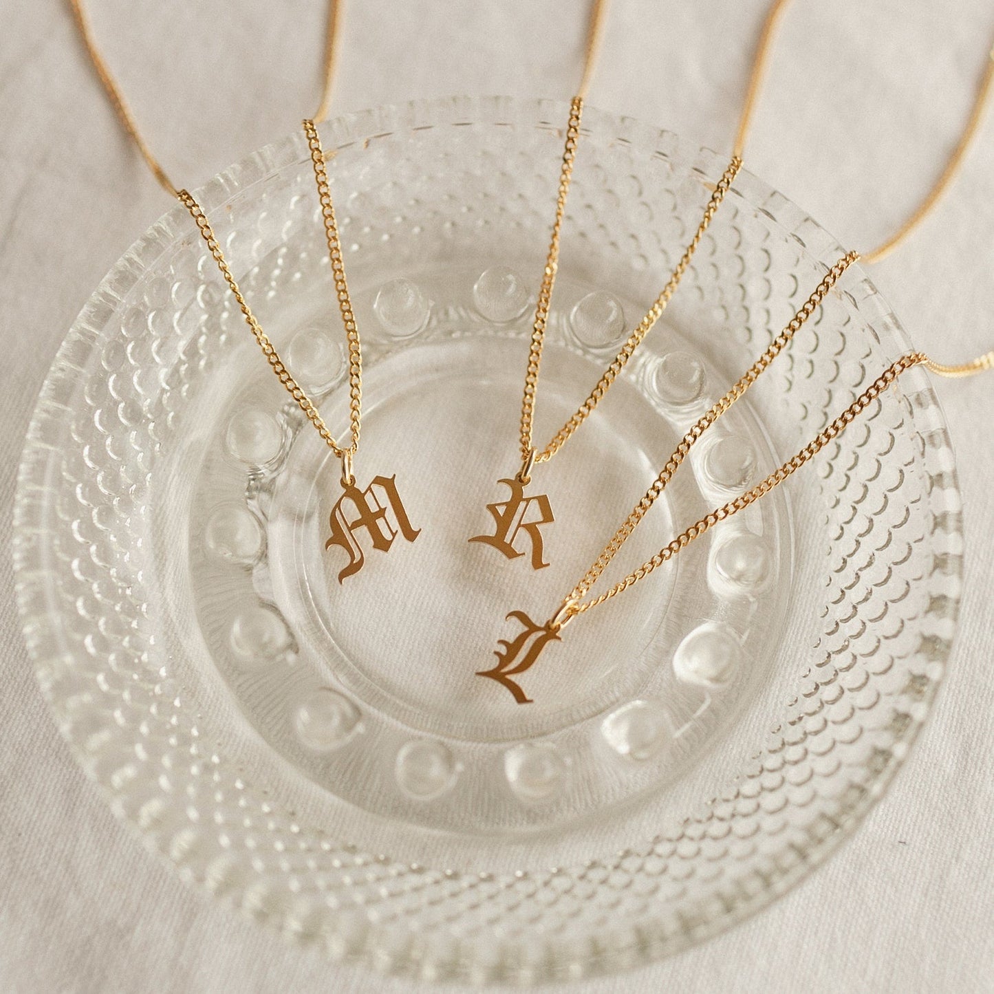 Collar con inicial en inglés antiguo y cadena de eslabones