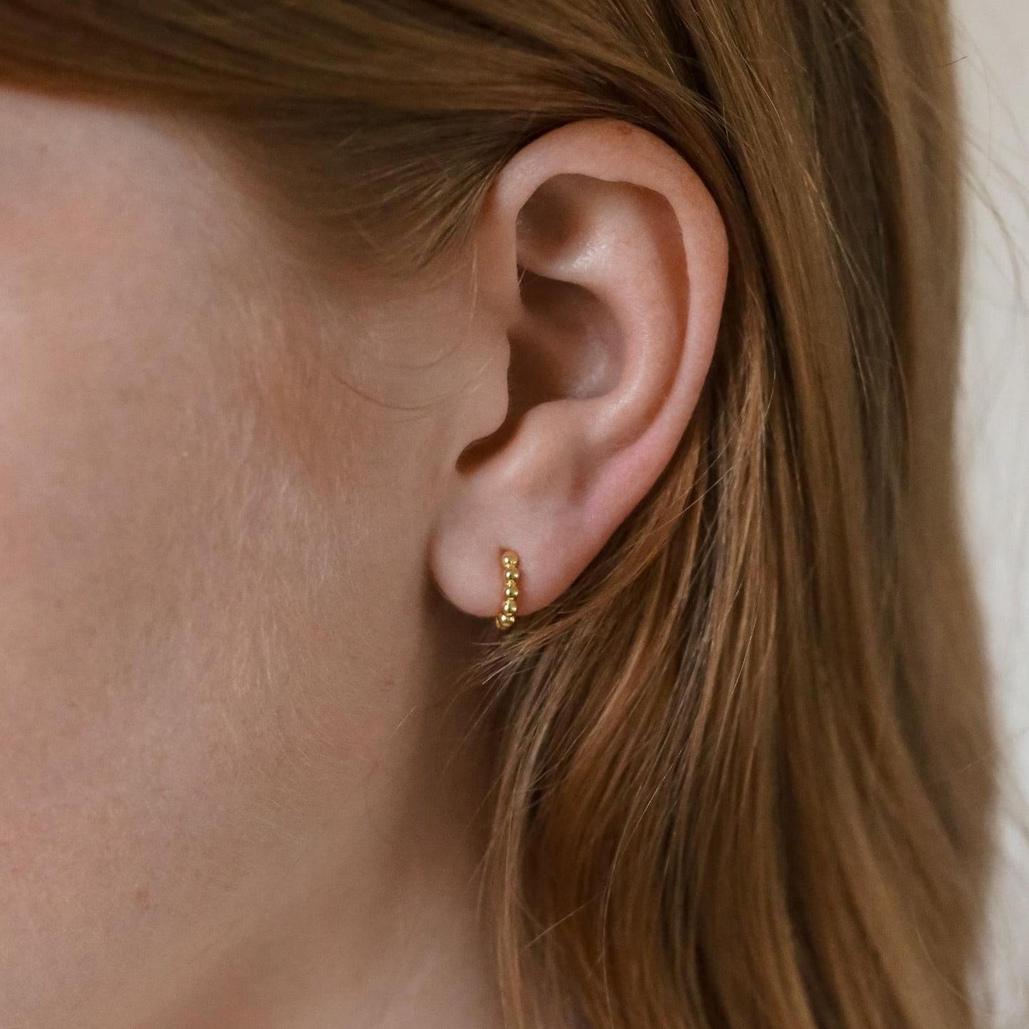 Delicados aros con cuentas de esfera