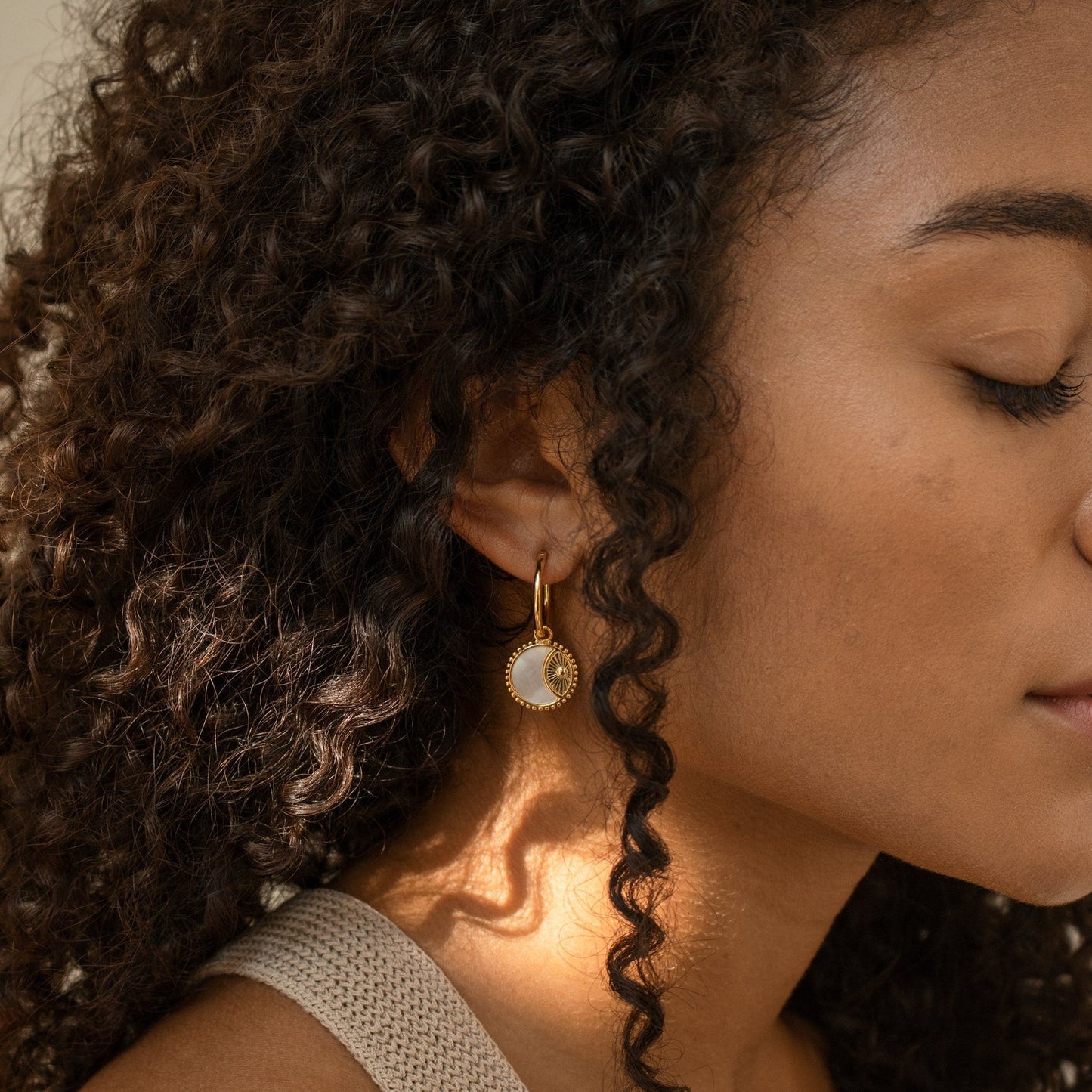 Aros de monedas de Pia Pearl