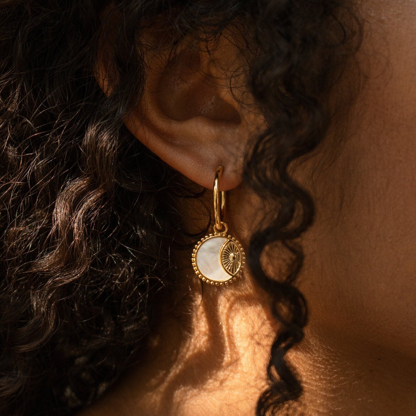 Aros de monedas de Pia Pearl