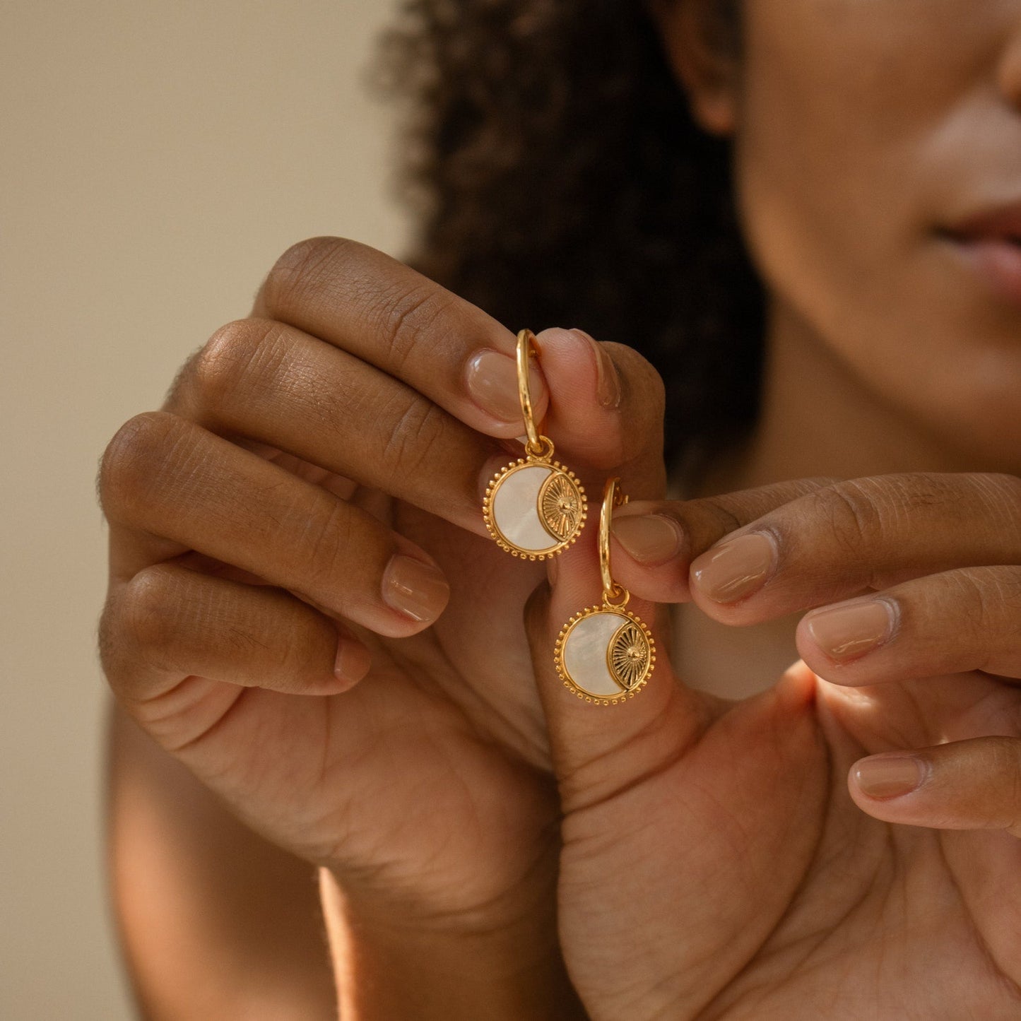 Aros de monedas de Pia Pearl