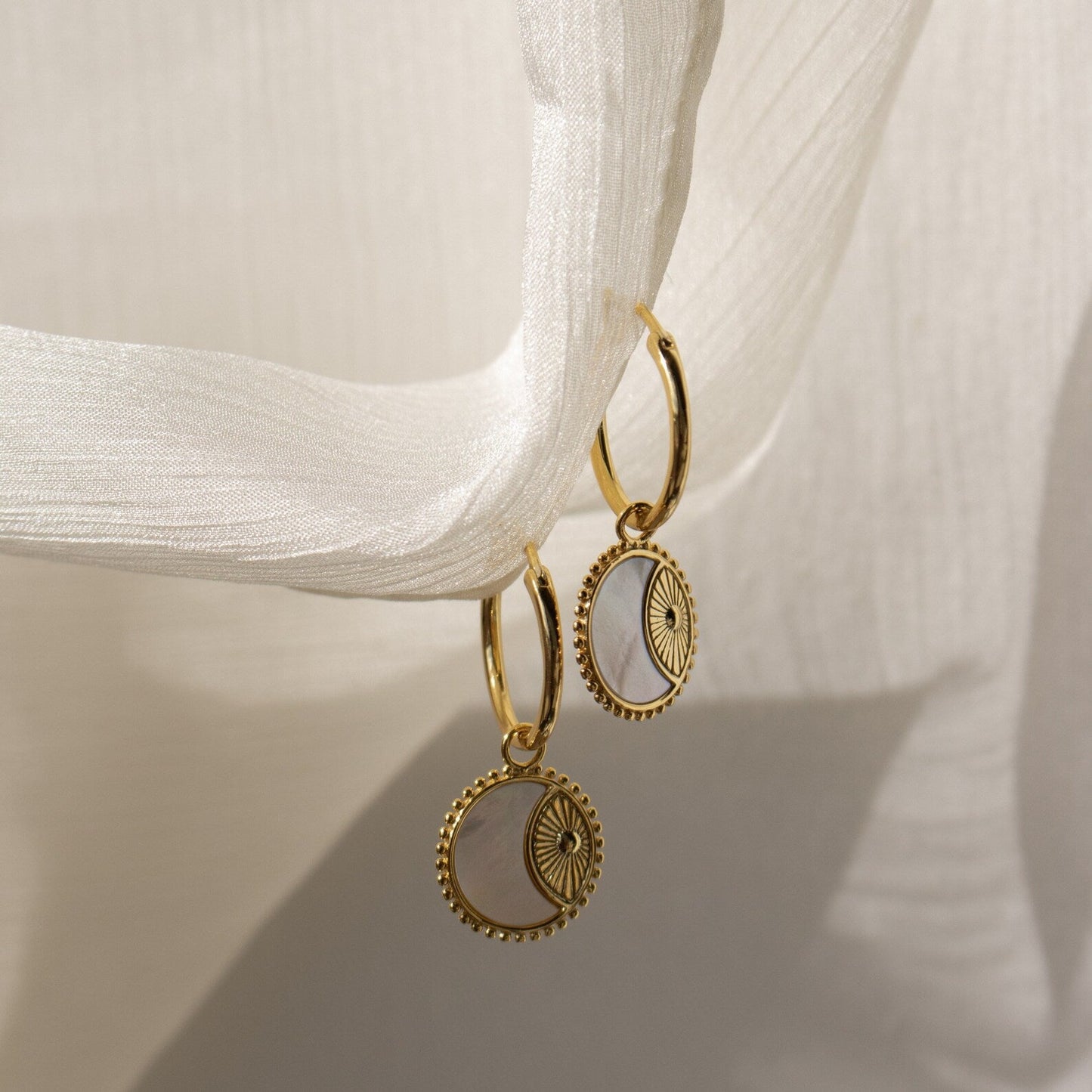 Aros de monedas de Pia Pearl
