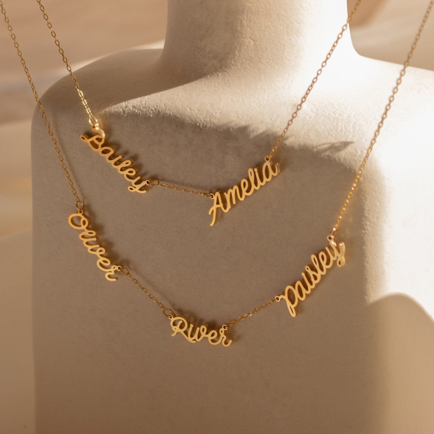 Collar con varios nombres de París