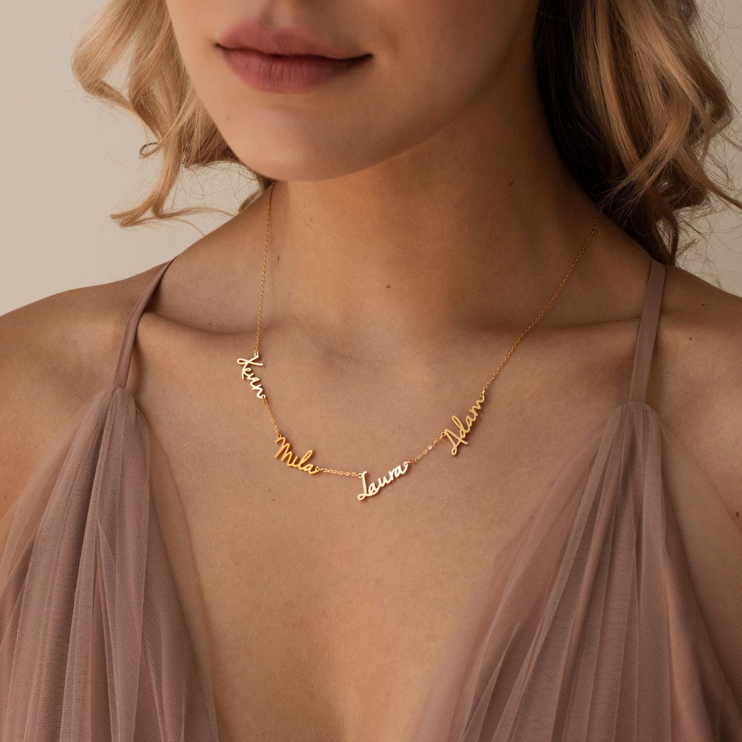 Collar con varios nombres de Nella