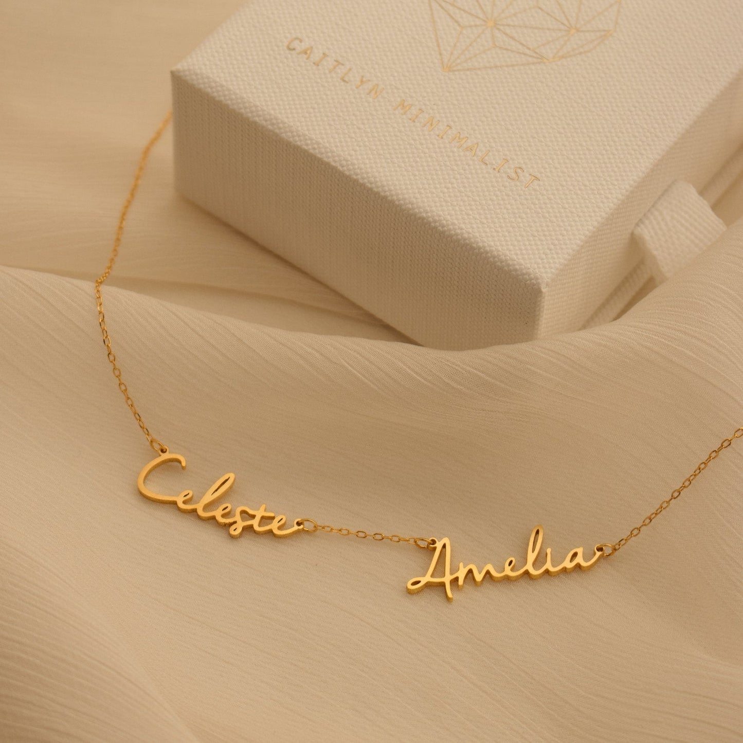 Collar con varios nombres de Nella