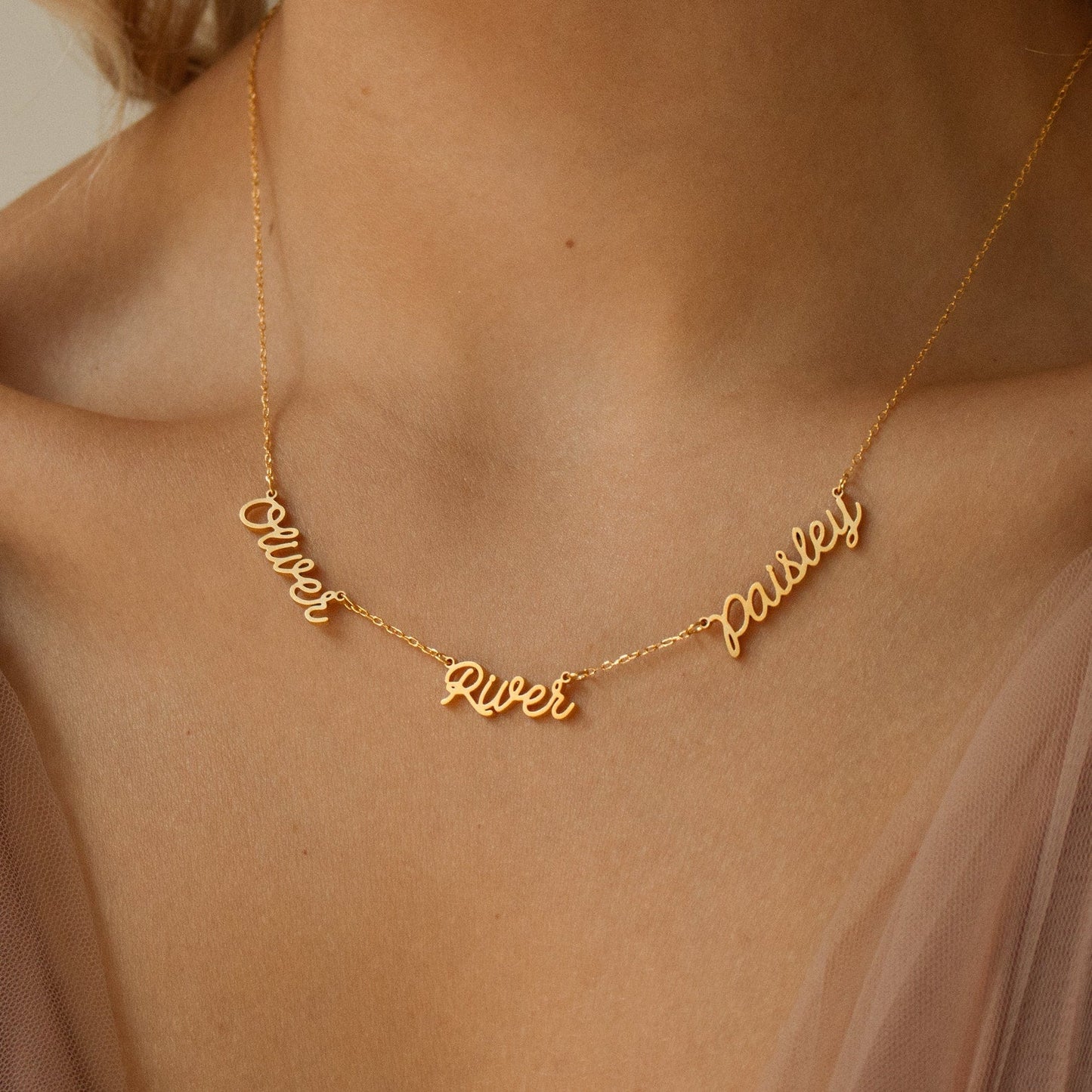 Collar con varios nombres de París
