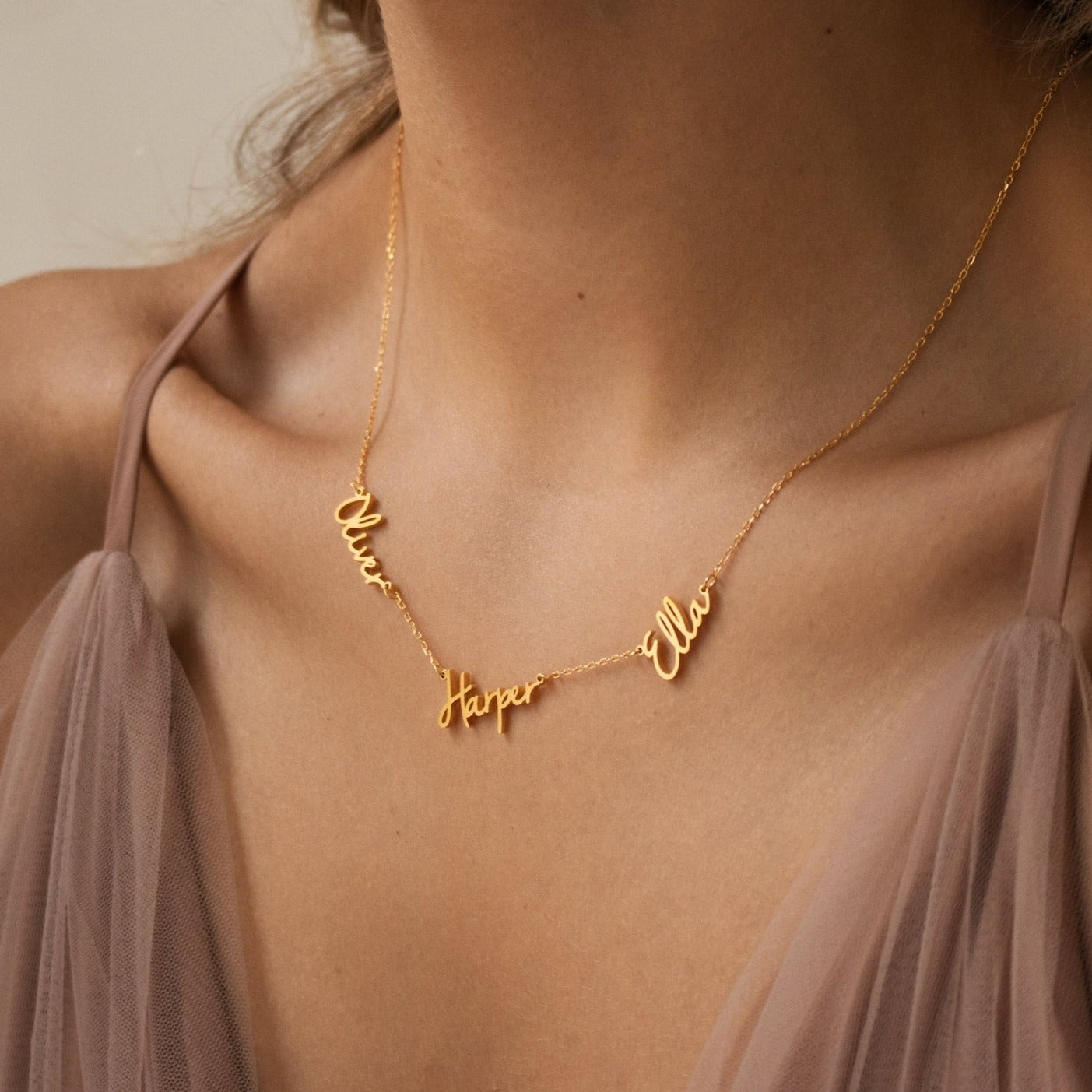Collar con varios nombres de Nella