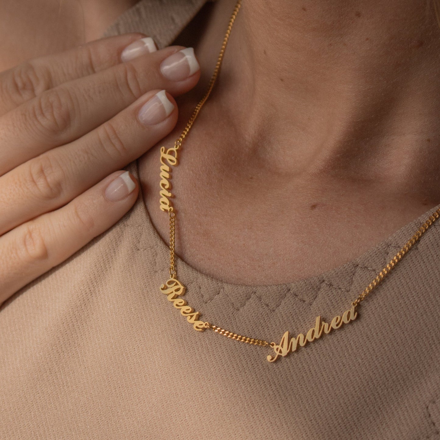 Collar Carrie con varios nombres y cadena barbada