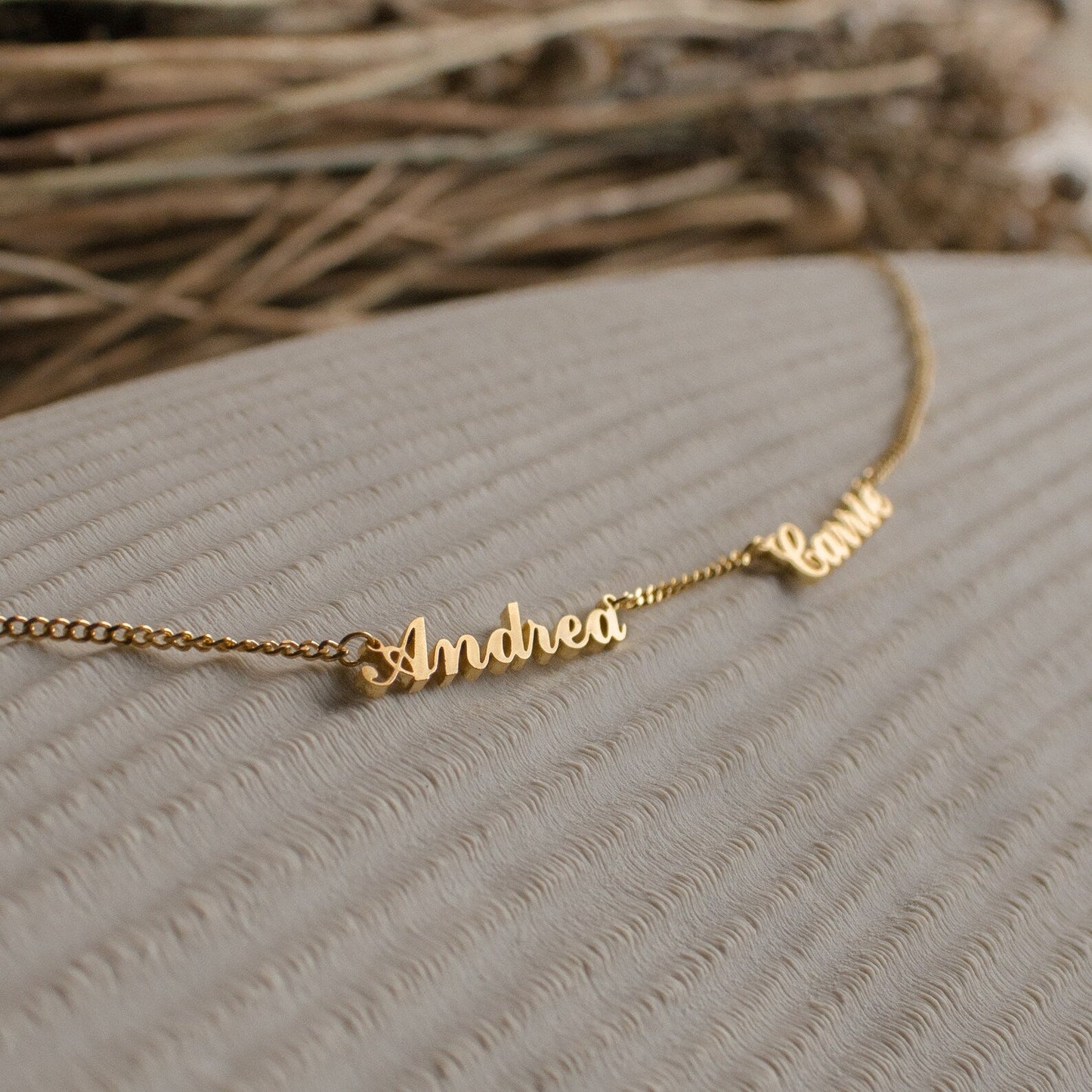 Collar Carrie con varios nombres y cadena barbada