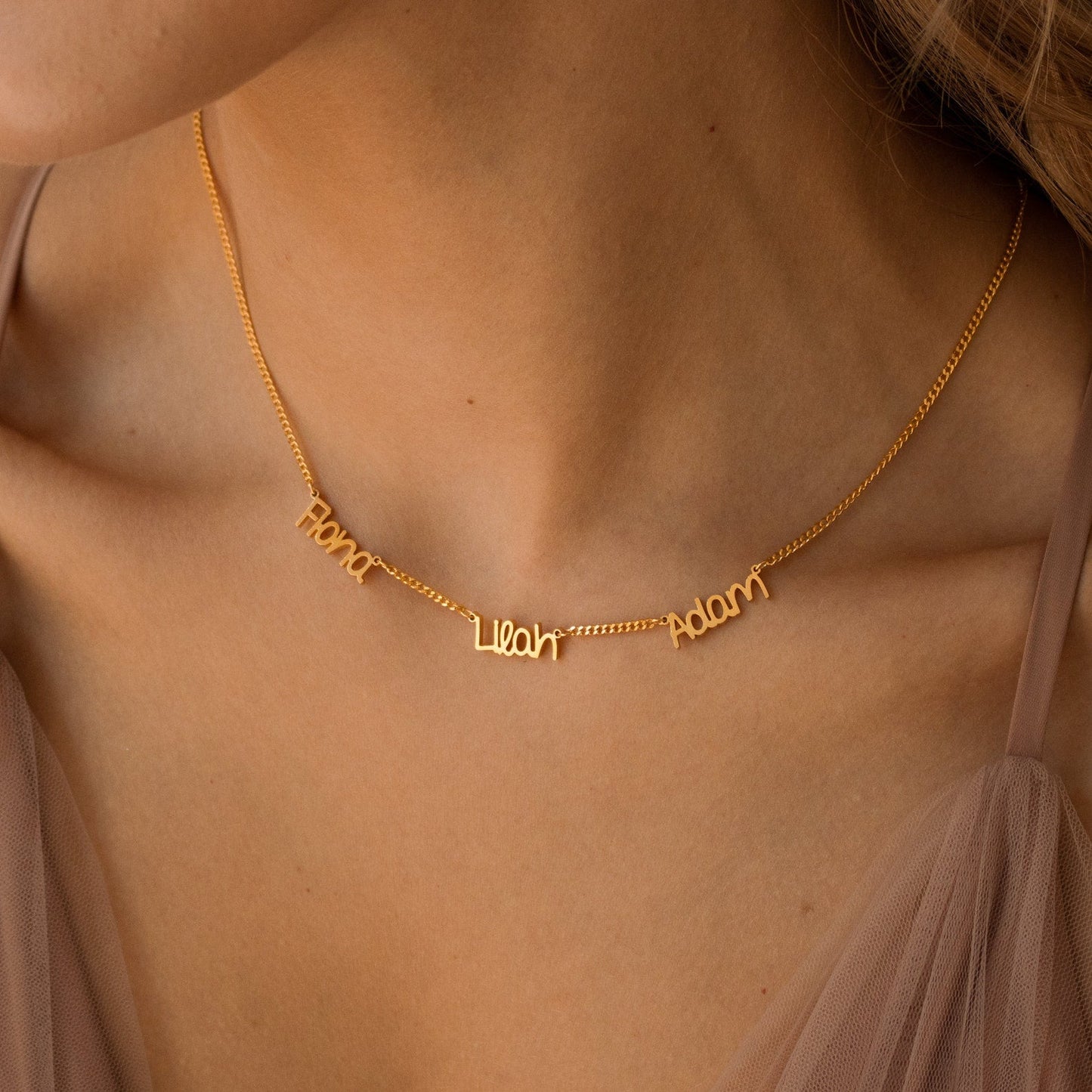 Collar elegante con varios nombres y cadena barbada