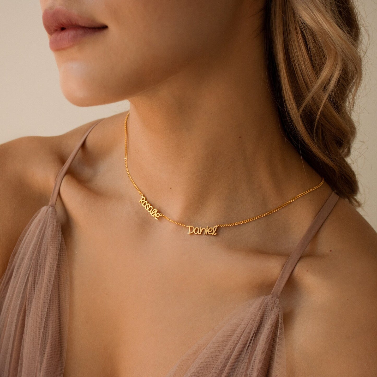 Collar elegante con varios nombres y cadena barbada