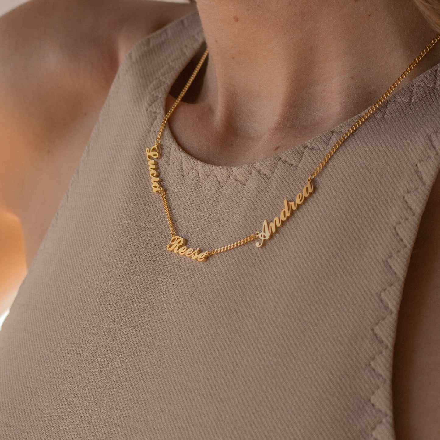Collar Carrie con varios nombres y cadena barbada