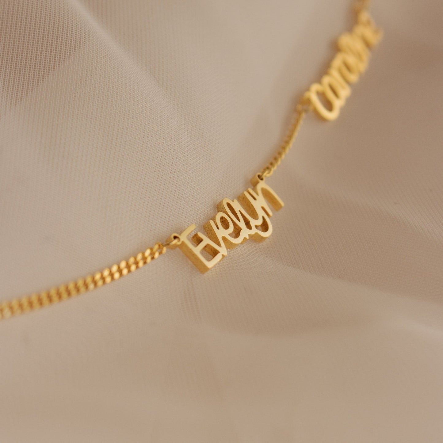 Collar elegante con varios nombres y cadena barbada