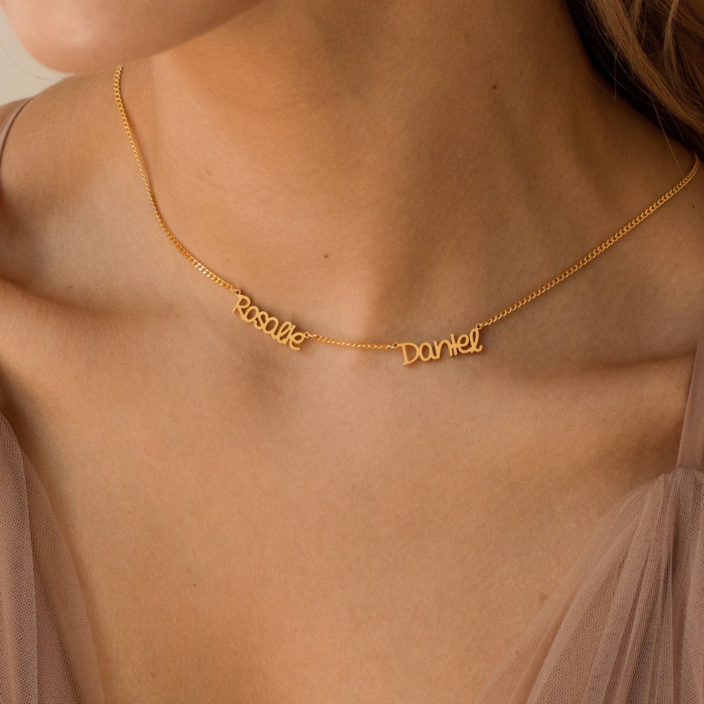 Collar elegante con varios nombres y cadena barbada