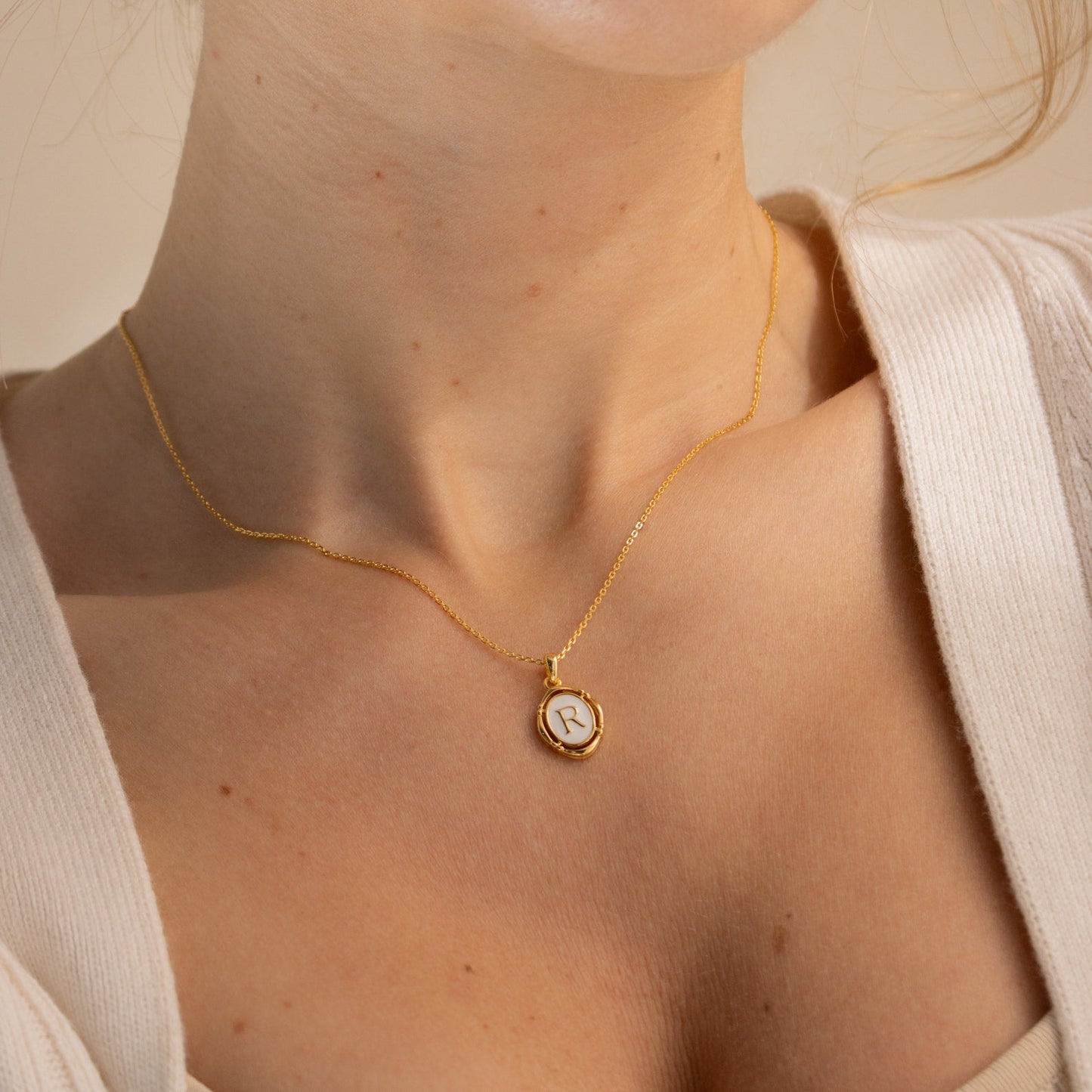 Collar con colgante inicial