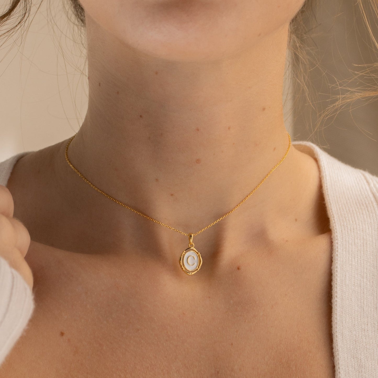 Collar con colgante inicial