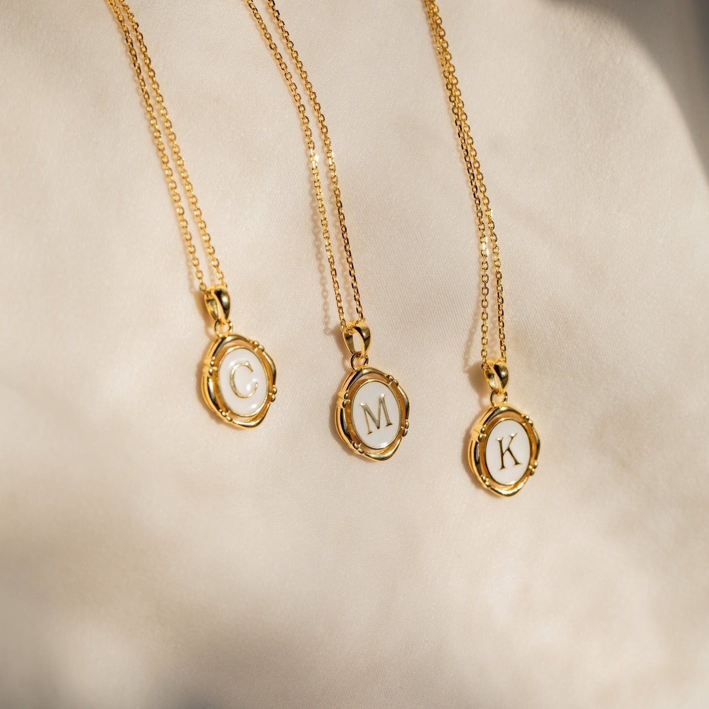 Collar con colgante inicial