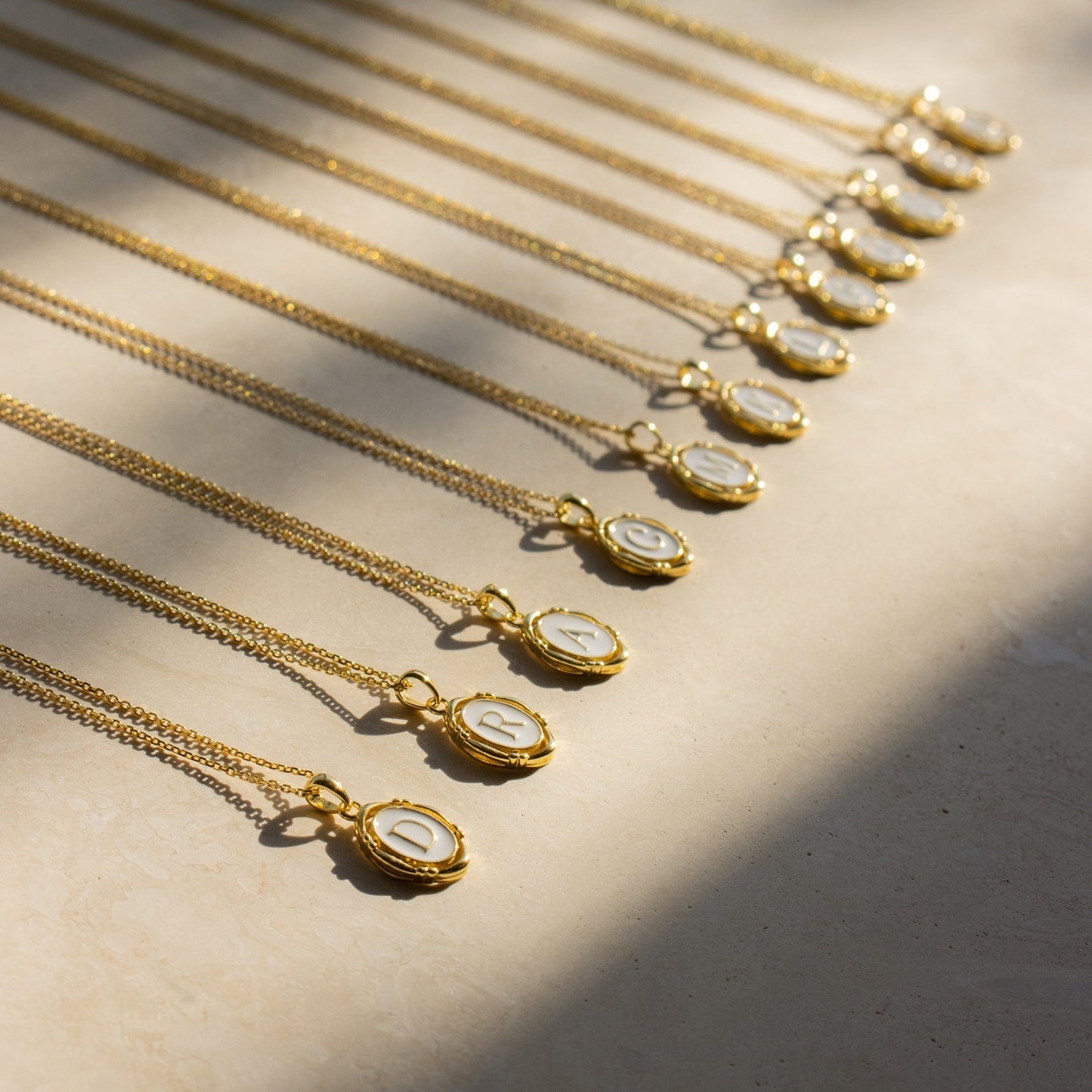Collar con colgante inicial