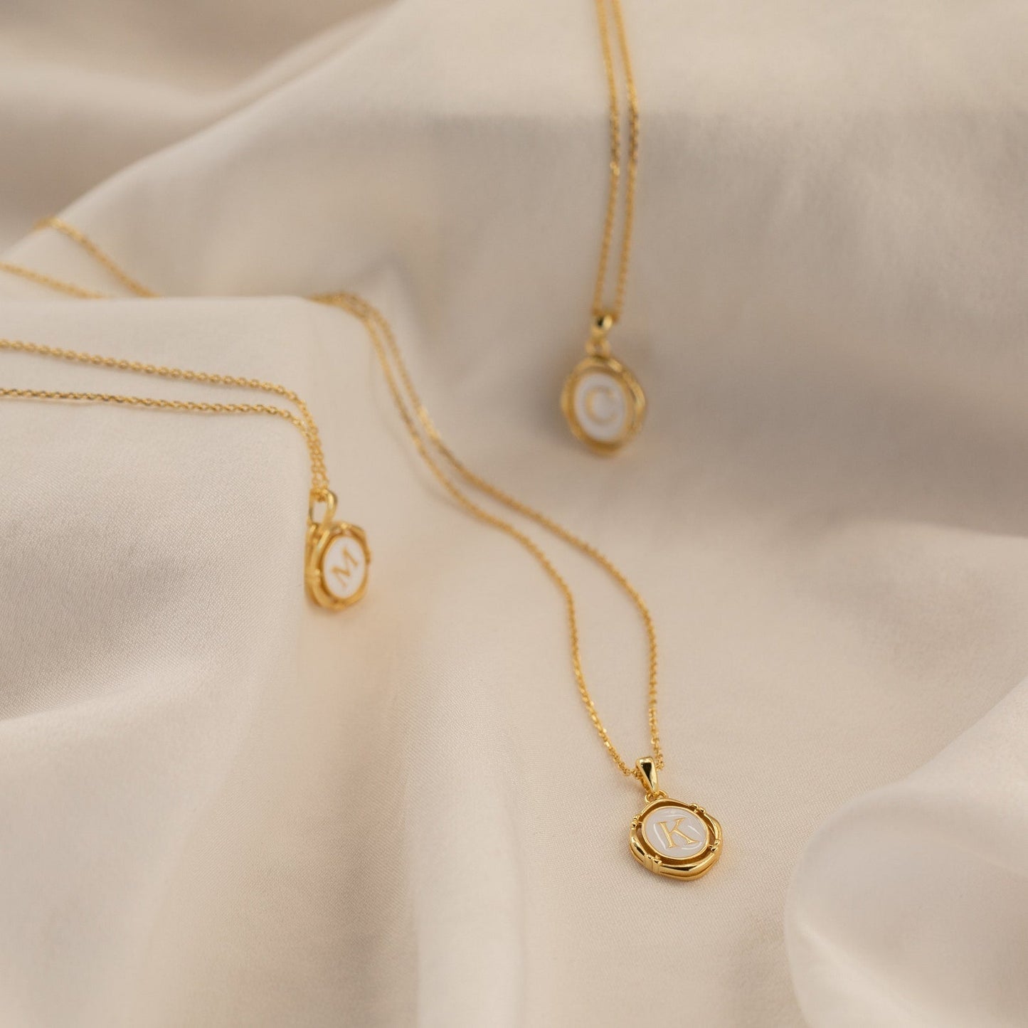 Collar con colgante inicial