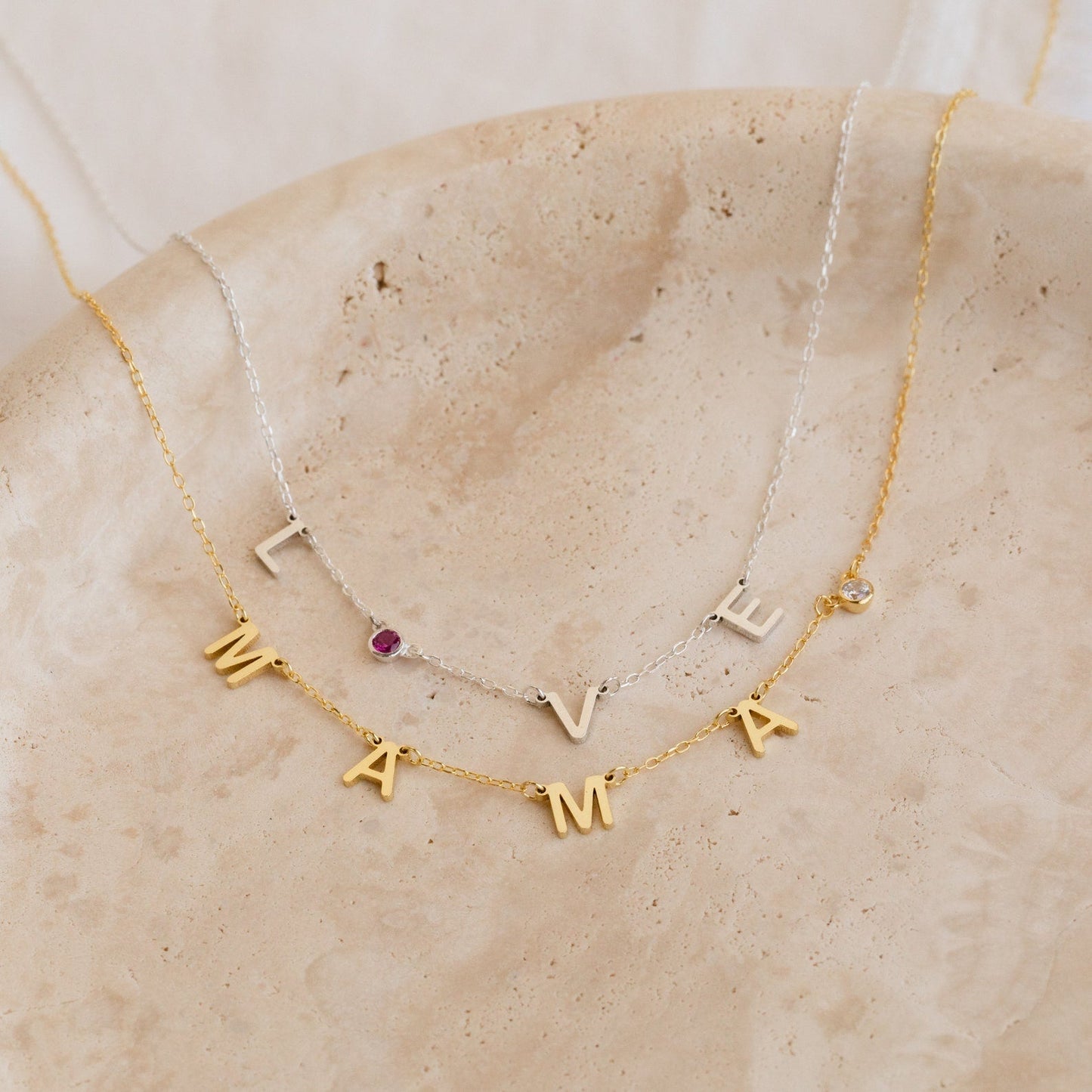 Collar con piedra de nacimiento y letra de Alice