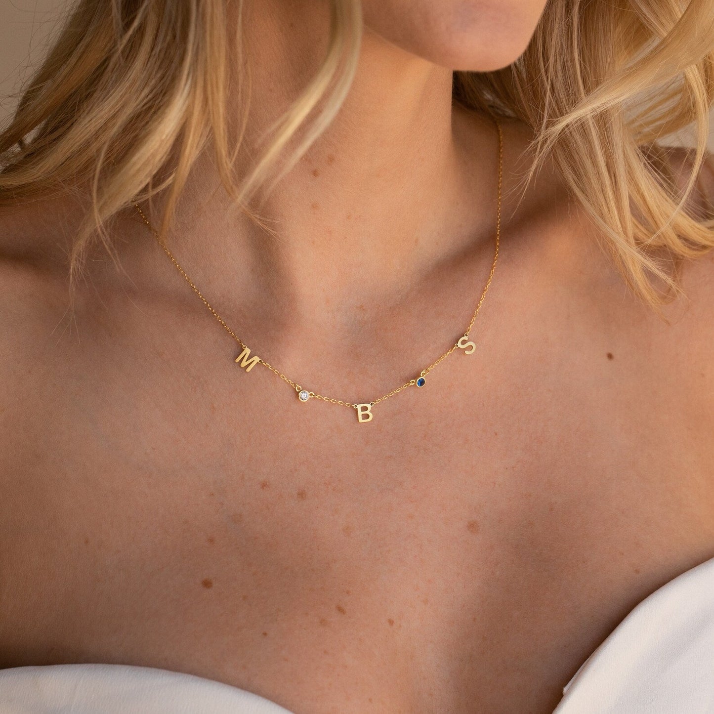 Collar con piedra de nacimiento y letra de Alice
