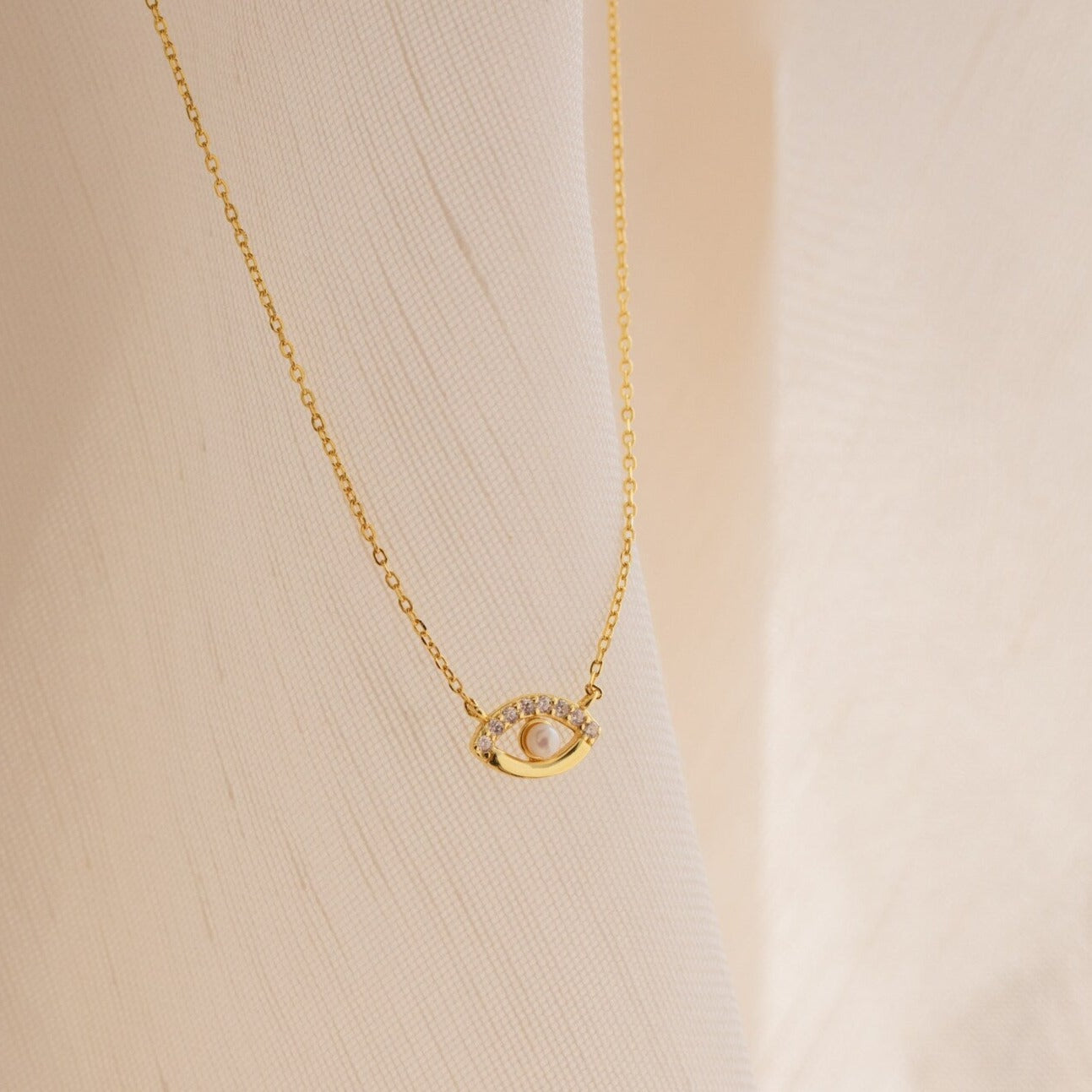 Collar de mal de ojo con amaryllis pavé