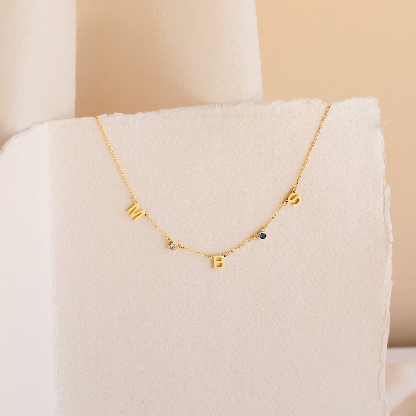 Collar con piedra de nacimiento y letra de Alice