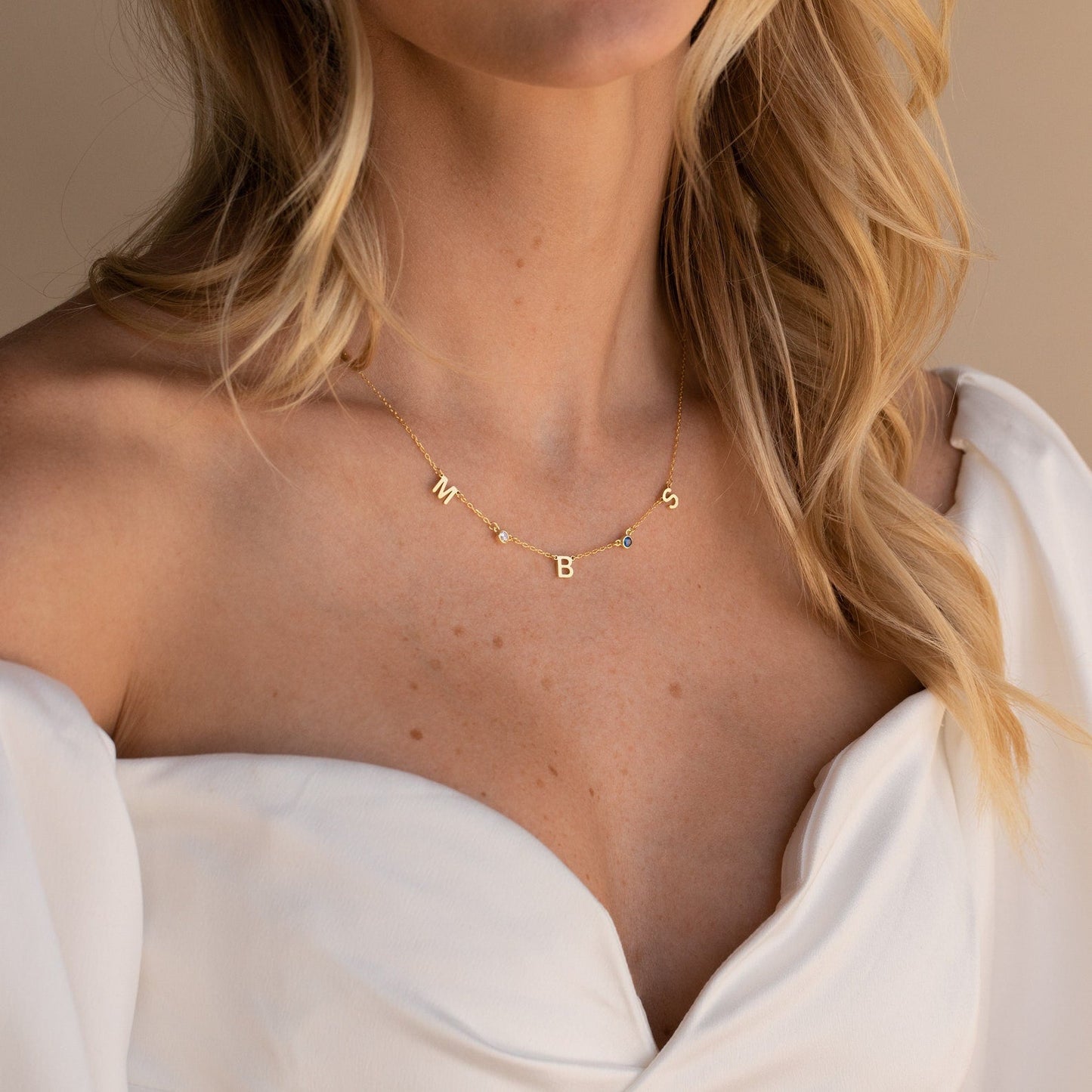 Collar con piedra de nacimiento y letra de Alice