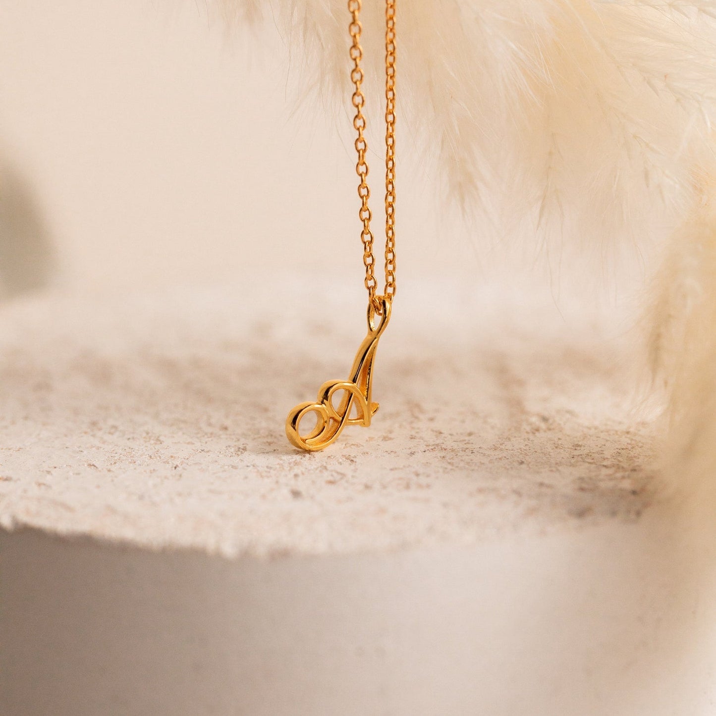 Collar con letras de Davina