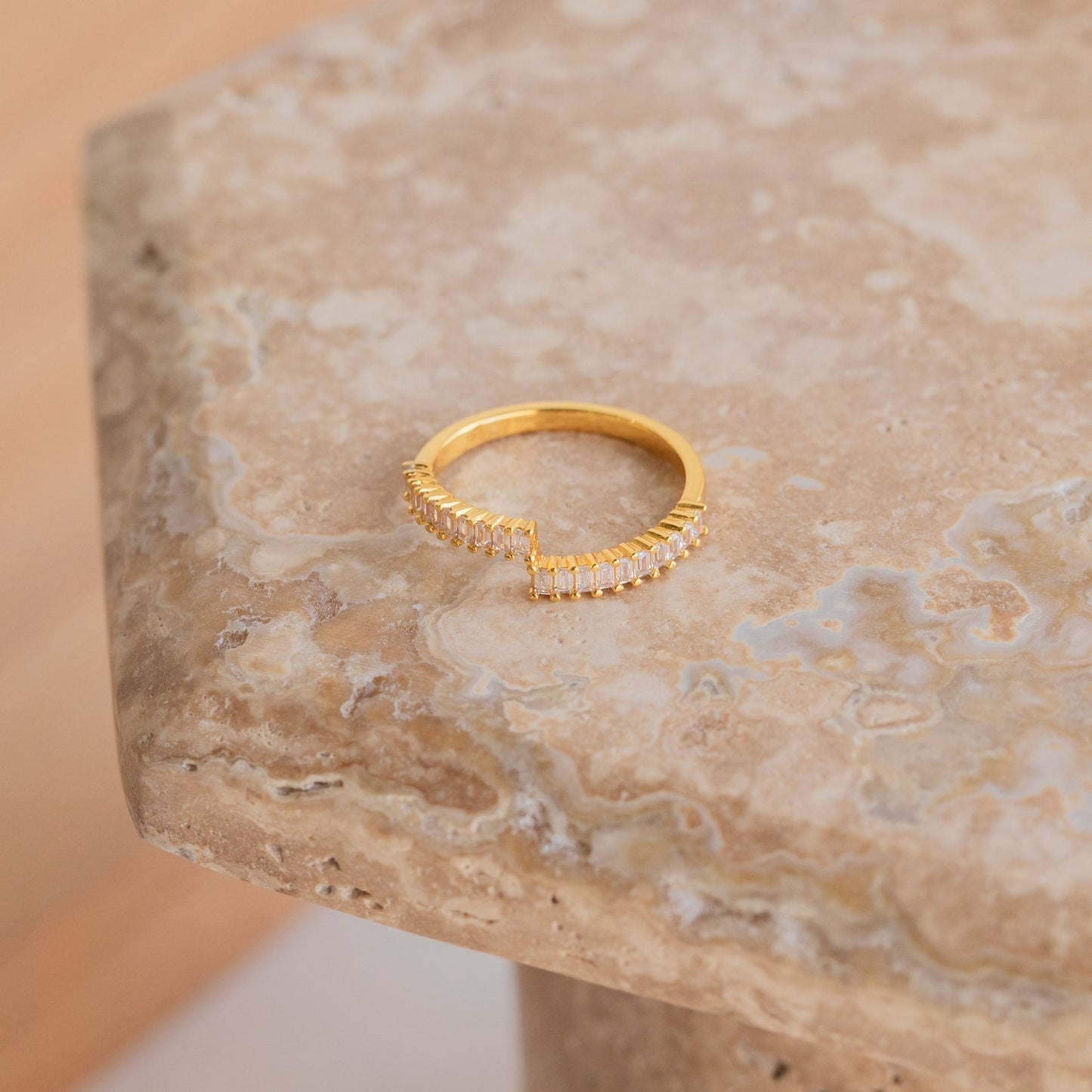 Anillo envolvente de baguette Elora