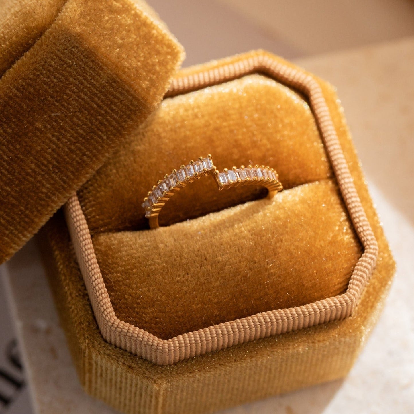 Anillo envolvente de baguette Elora