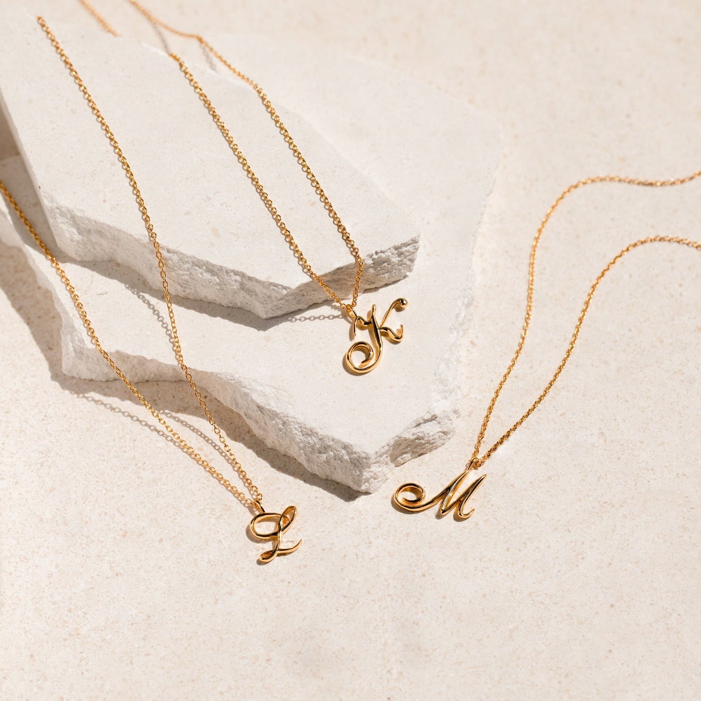 Collar con letras de Davina